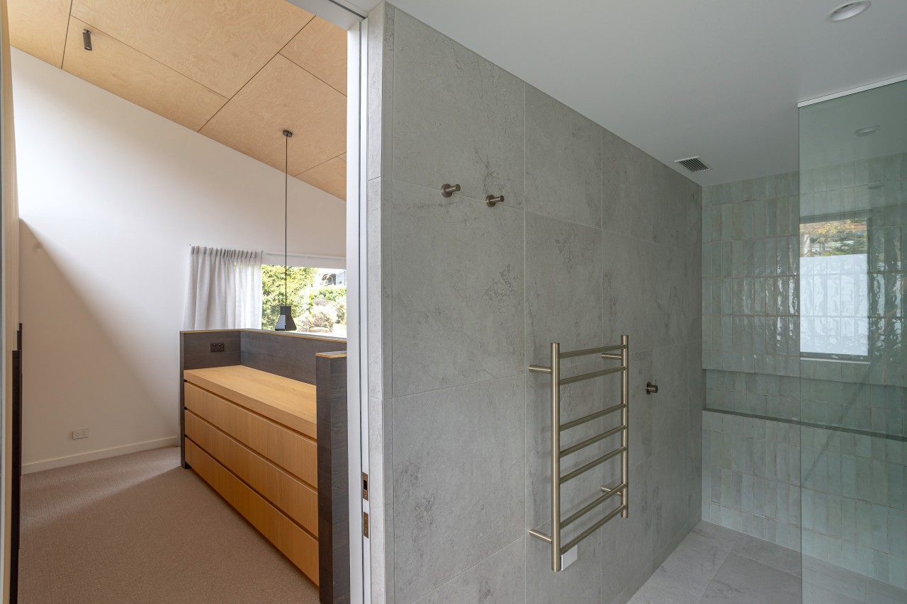 Shower, dividing door and storage bedhead. - Light-filled 