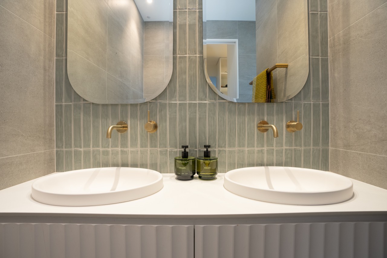 The emerald tiles evoke sea tones while the 