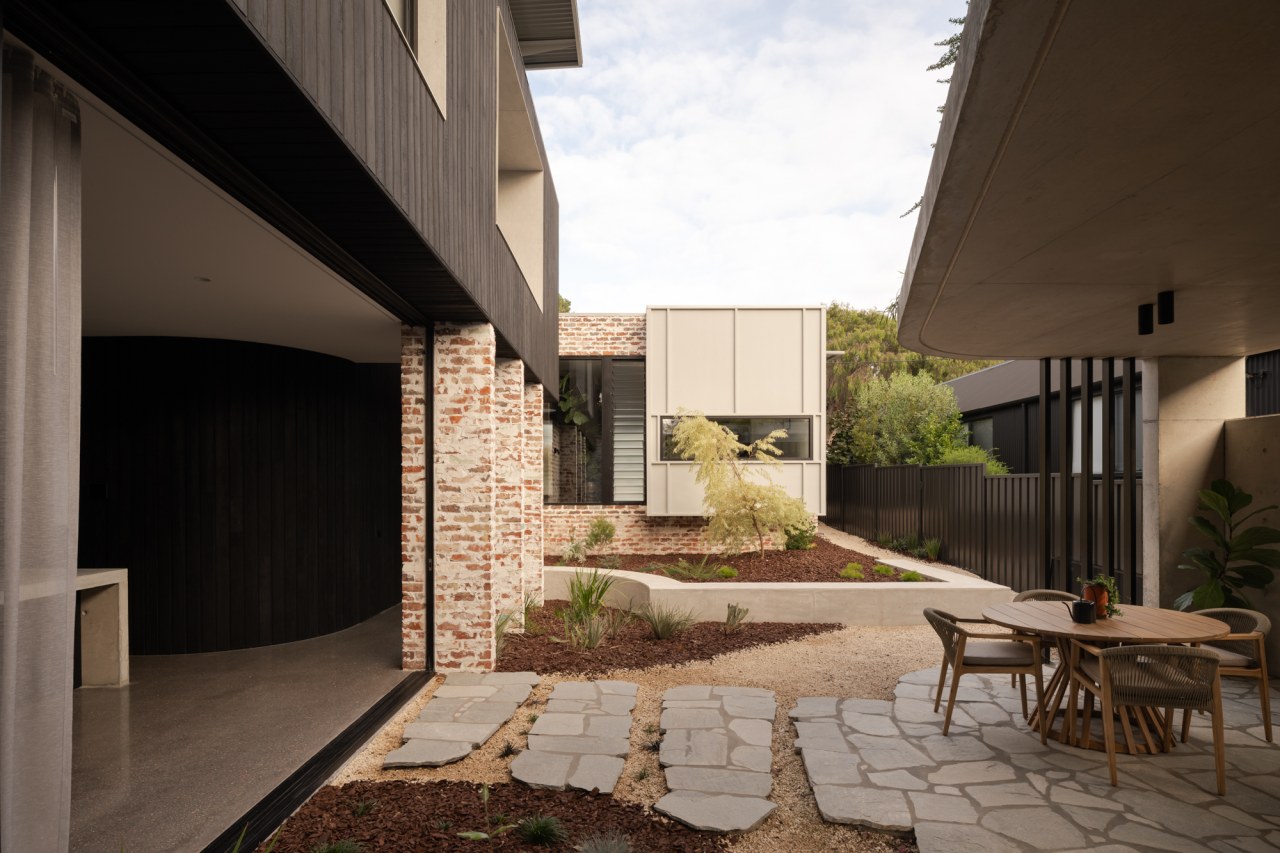 Courtyard with rustic paving elements. - Enduring aesthetic 