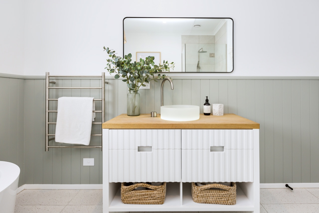 Vertical lines on the vanity connect with the 
