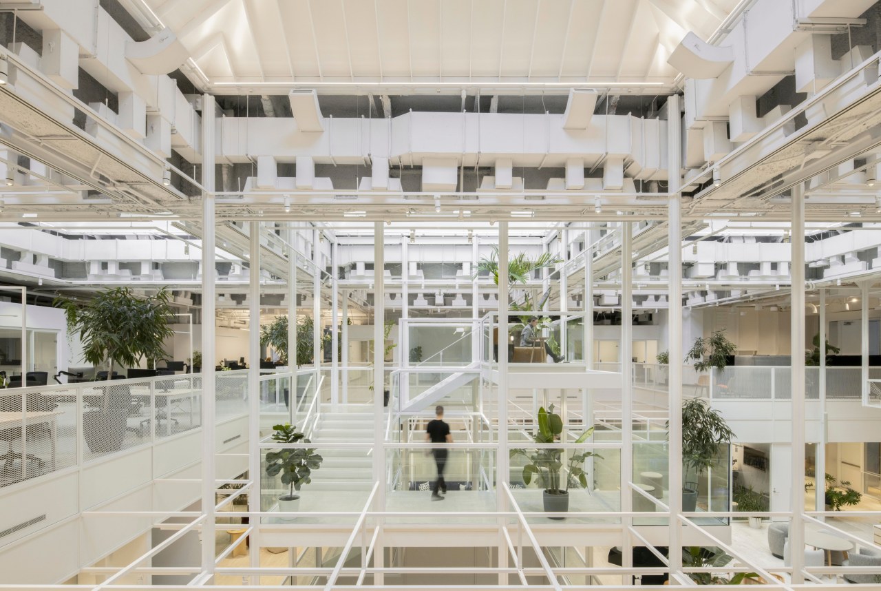 On this mezzanine floor, the grid as an 