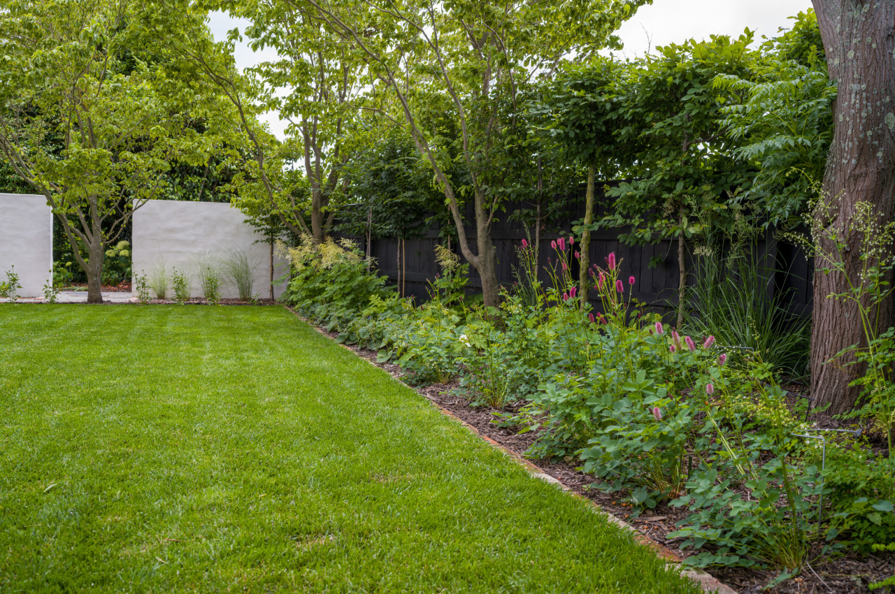 Lawn and abutting flower bed. - Jardín de 