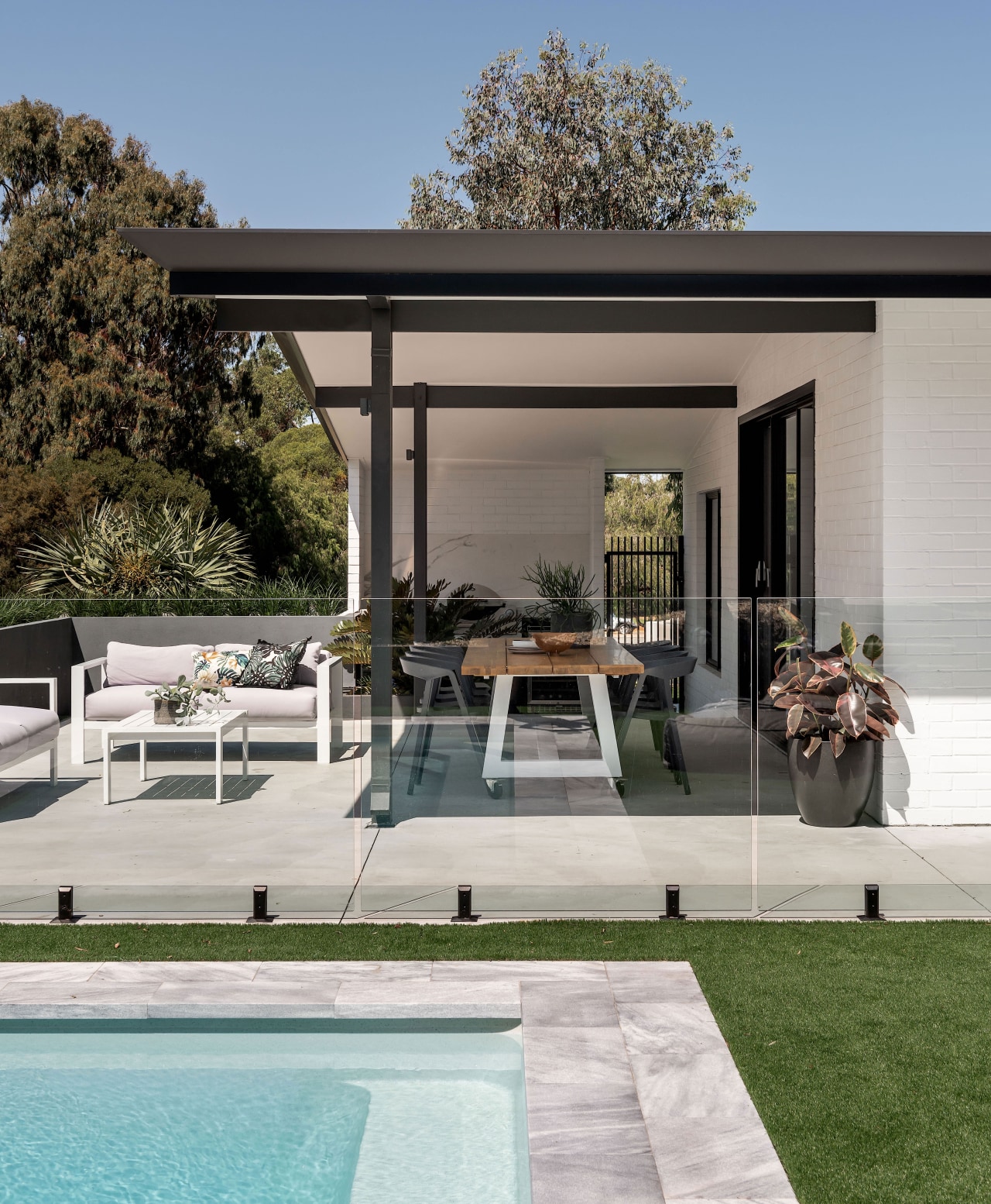 Materials and tones were kept simple, yet striking, 