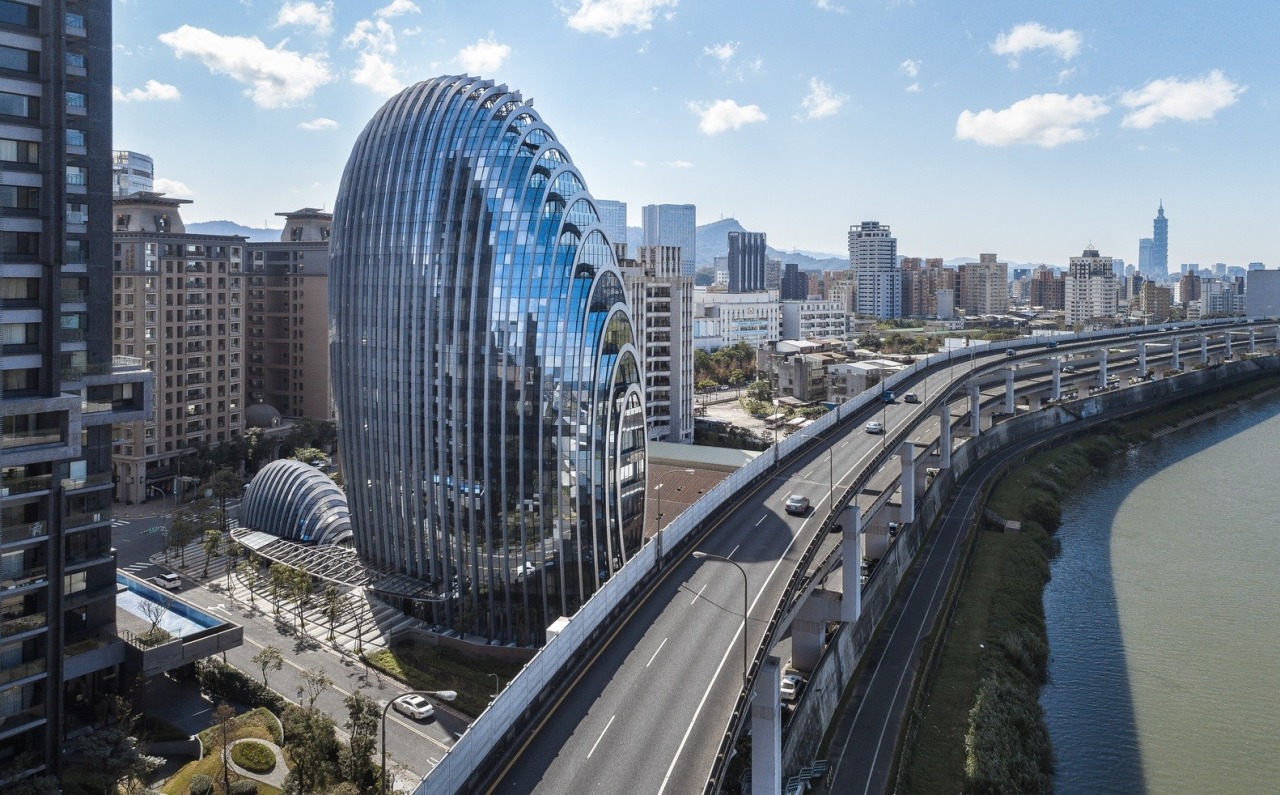 Lè Architecture adopts a sustainable and green design architecture, bridge, building, city, cityscape, commercial building, corporate headquarters, daytime, downtown, human settlement, infrastructure, landmark, metropolis, metropolitan area, mixed-use, overpass, real estate, river, sky, skyline, skyscraper, skyway, tourist attraction, tower, tower block, urban area, black, gray