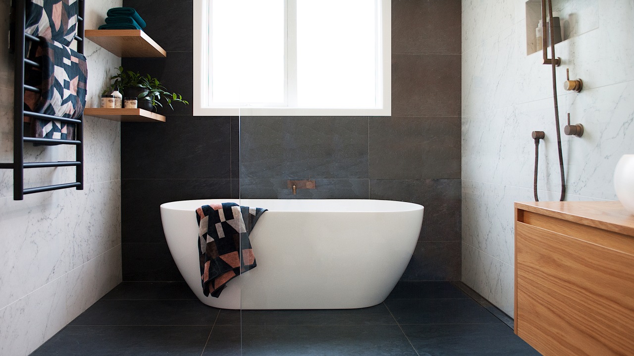 Centre of attention – the elegant freestanding tub white, black