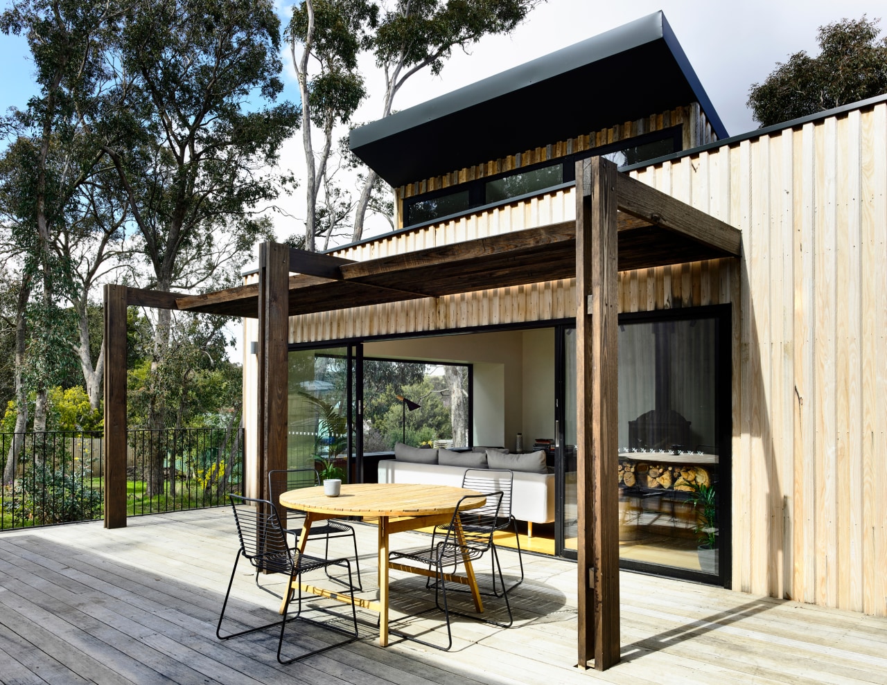 Looking into the living pavilion. - Engaging disposition 