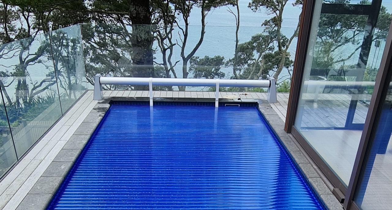 Rolleasy automatic pool cover – blue tint. 