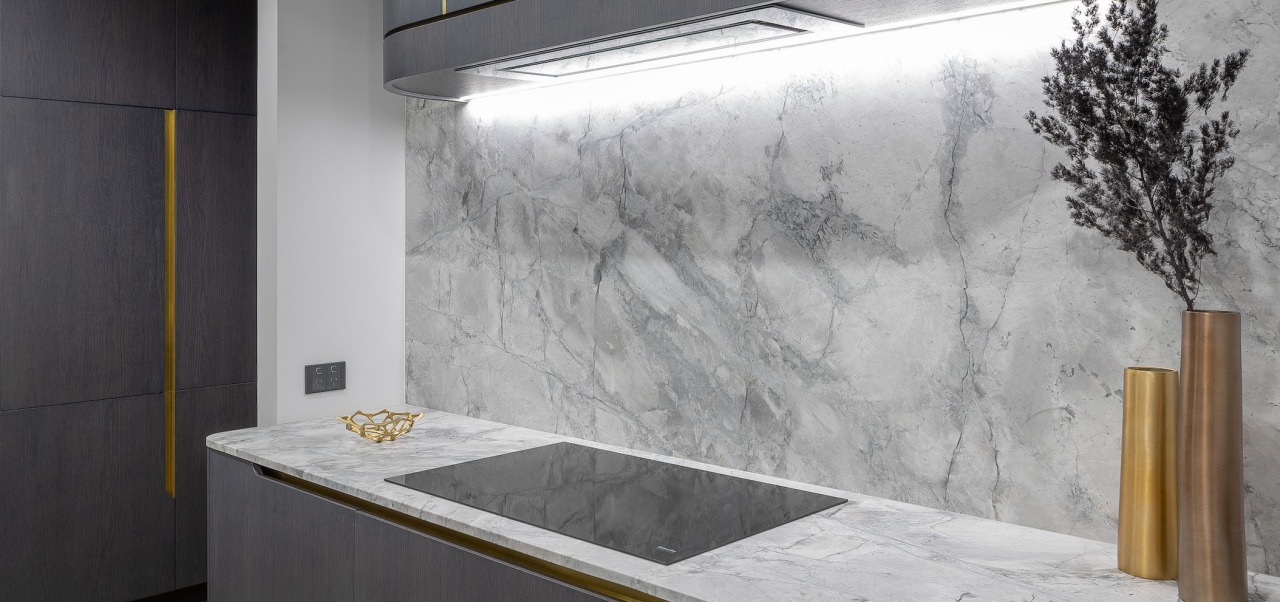 The built-in rangehood with granite countertop and splashback 