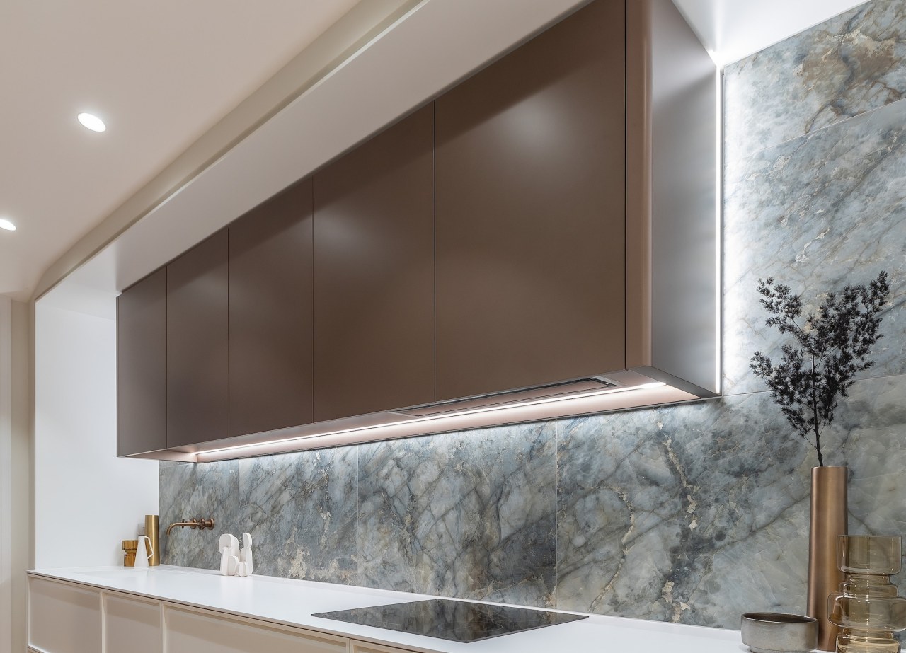 The veining in the marble splashback connects with 