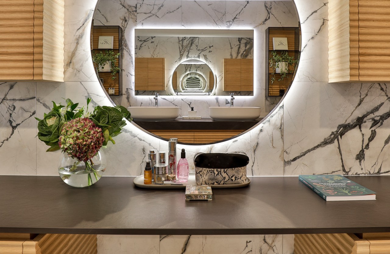 Symmetry plays its part in this bathroom design. 