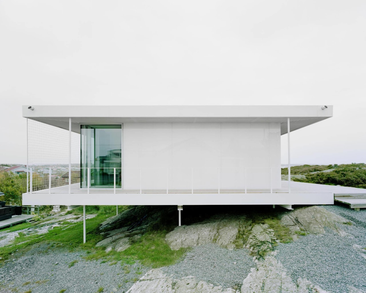 By using columns, the architects have managed to architecture, house, white