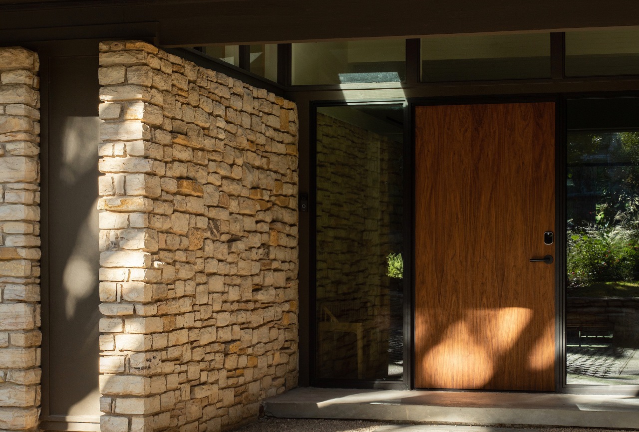 Front entry. - Out of the past - 