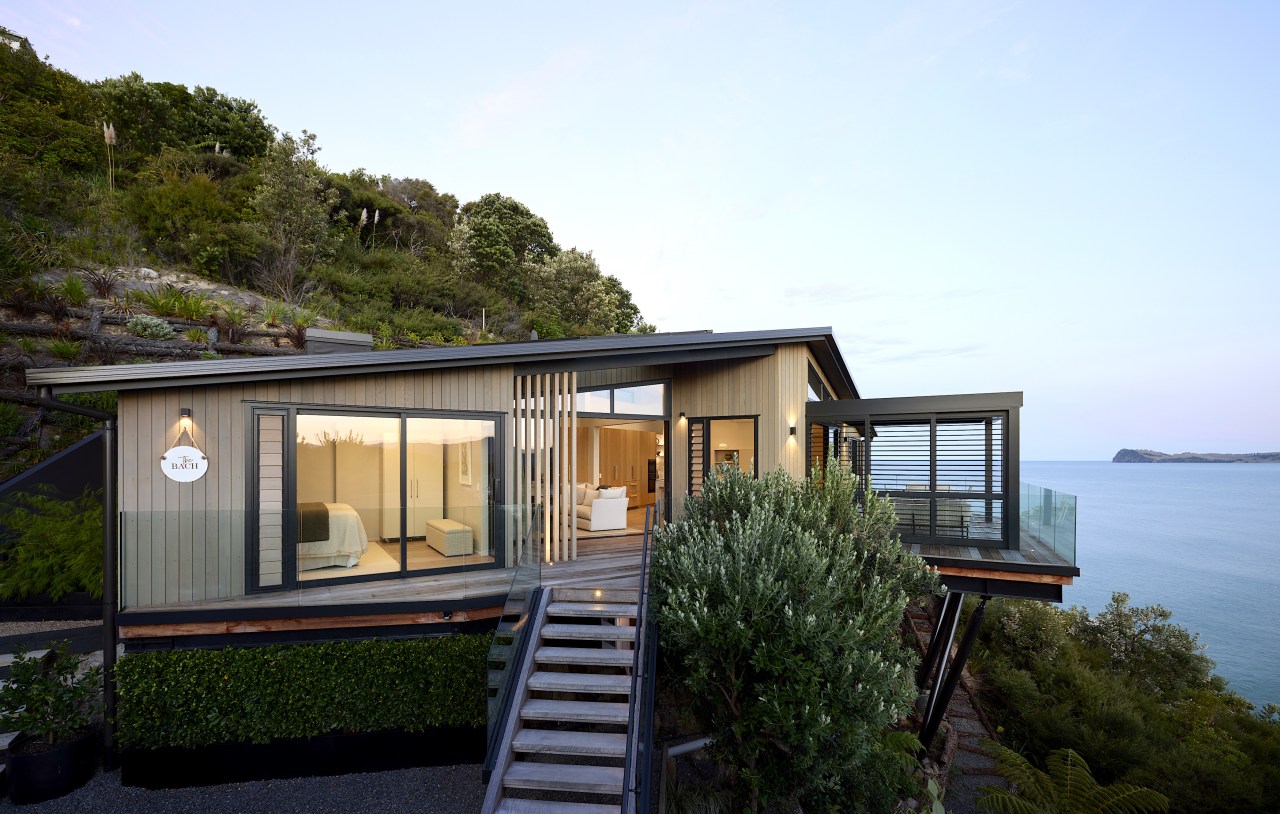 The holiday home embraces its dramatic cliffside site 