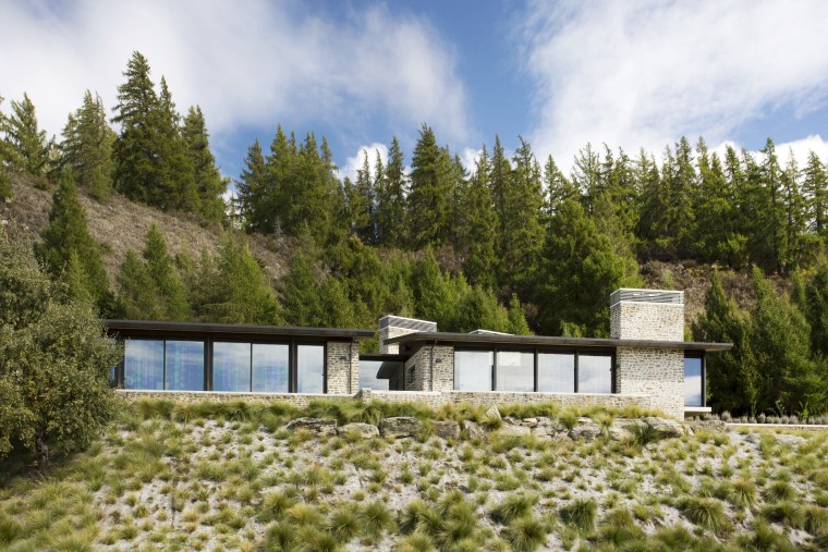 This low-slung holiday home designed by architect Regan cottage, estate, home, house, landscape, property, real estate, roof, sky, tree, brown, white