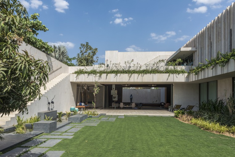 You can climb the house on the outside architecture, backyard, building, courtyard, estate, facade, grass, home, house, property, real estate, residential area, roof, room, yard, gray