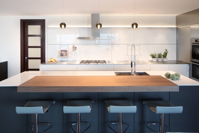 The reflective white gloss rear wall panels in countertop, cuisine classique, interior design, kitchen, table, white, black