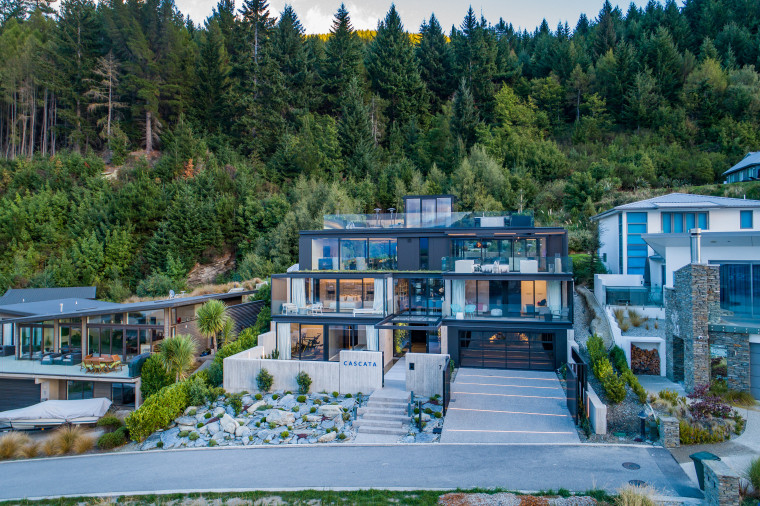 Instead of being built in schist and wood home, house, lakeside, Gary Todd Artchitecture. Glass, concrete,