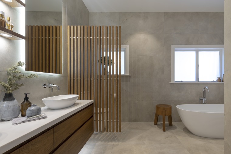 A slatted dividing wall brings privacy for the gray