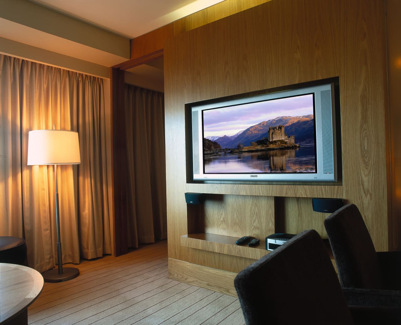 Hotel room with wall mounted plasma... - Gallery - 1 | Trends
