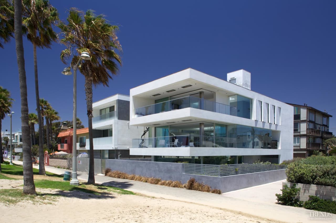 Modern Beachfront House With Pivot Walls Trends
