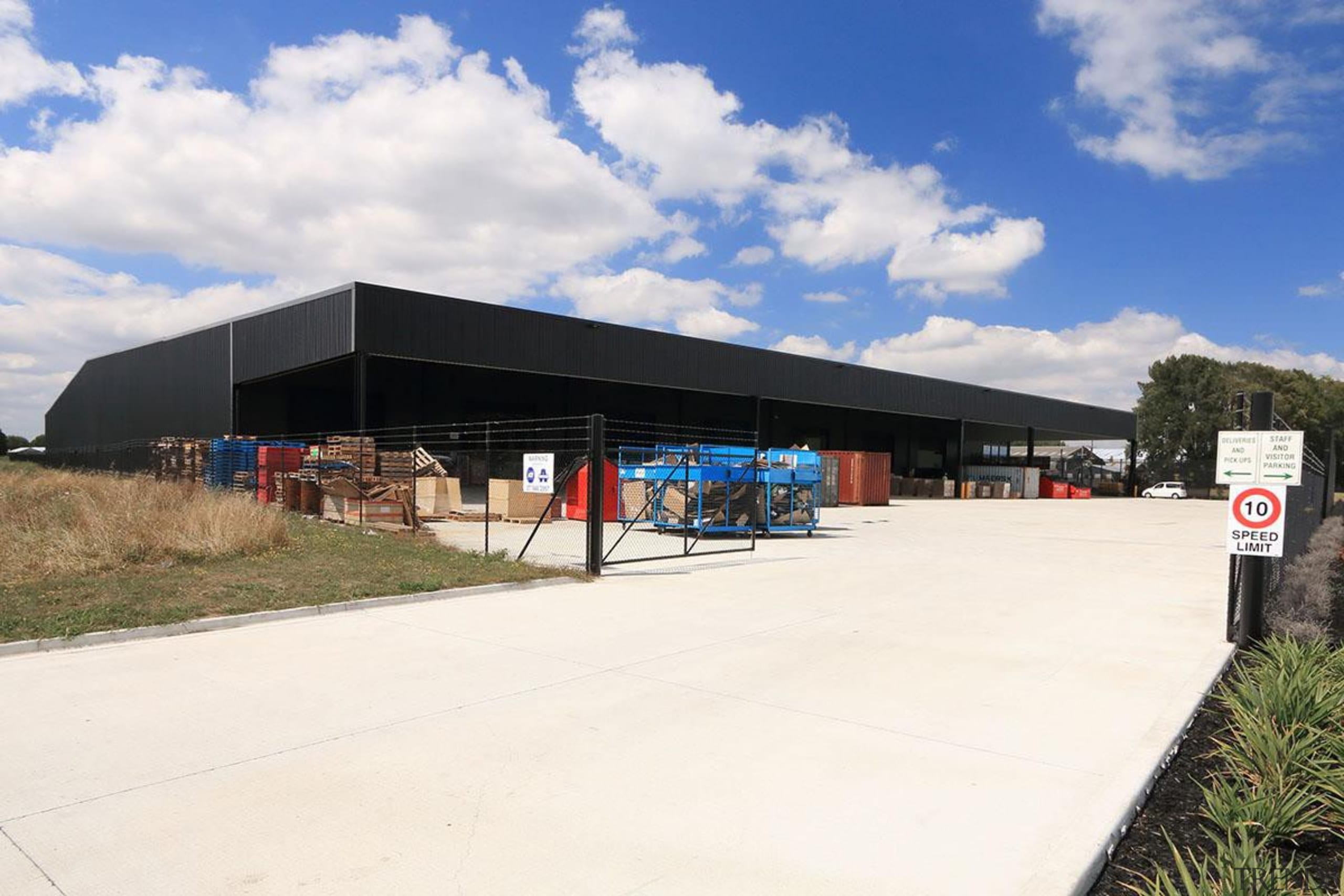 NOMINEETorpedo 7 Distribution Centre (2 of 4) - architecture, real estate, shed, sky, structure, white