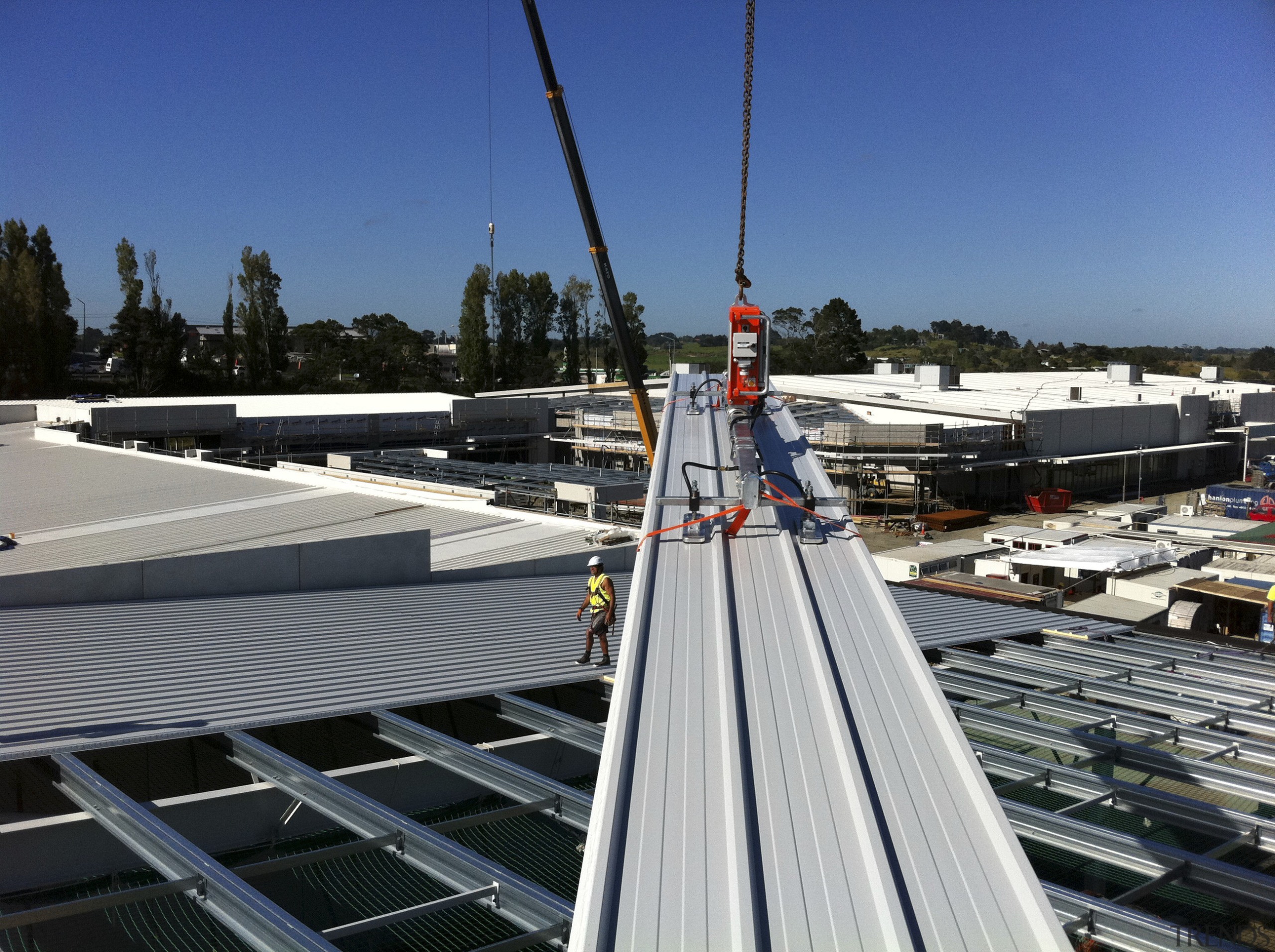 The Silverdale Centre roof was installed by Kiwi roof, sky, gray, black