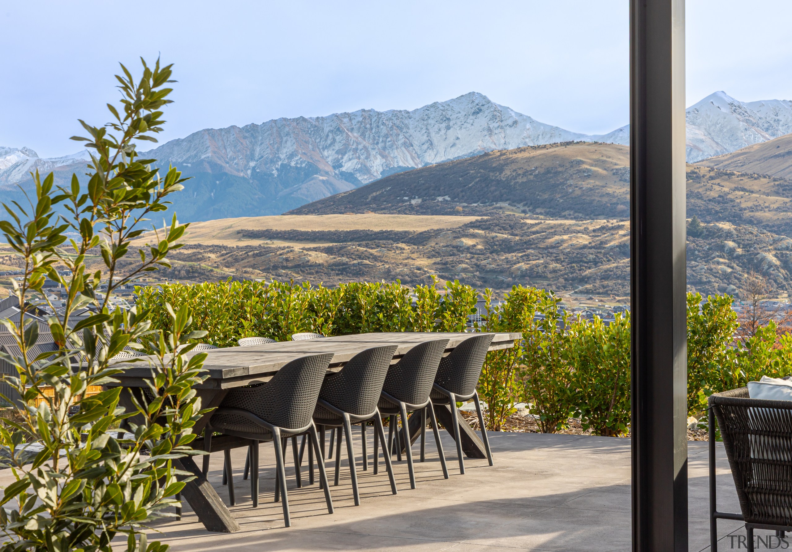 Outdoor dining with spectacular outlook. - Connected to 