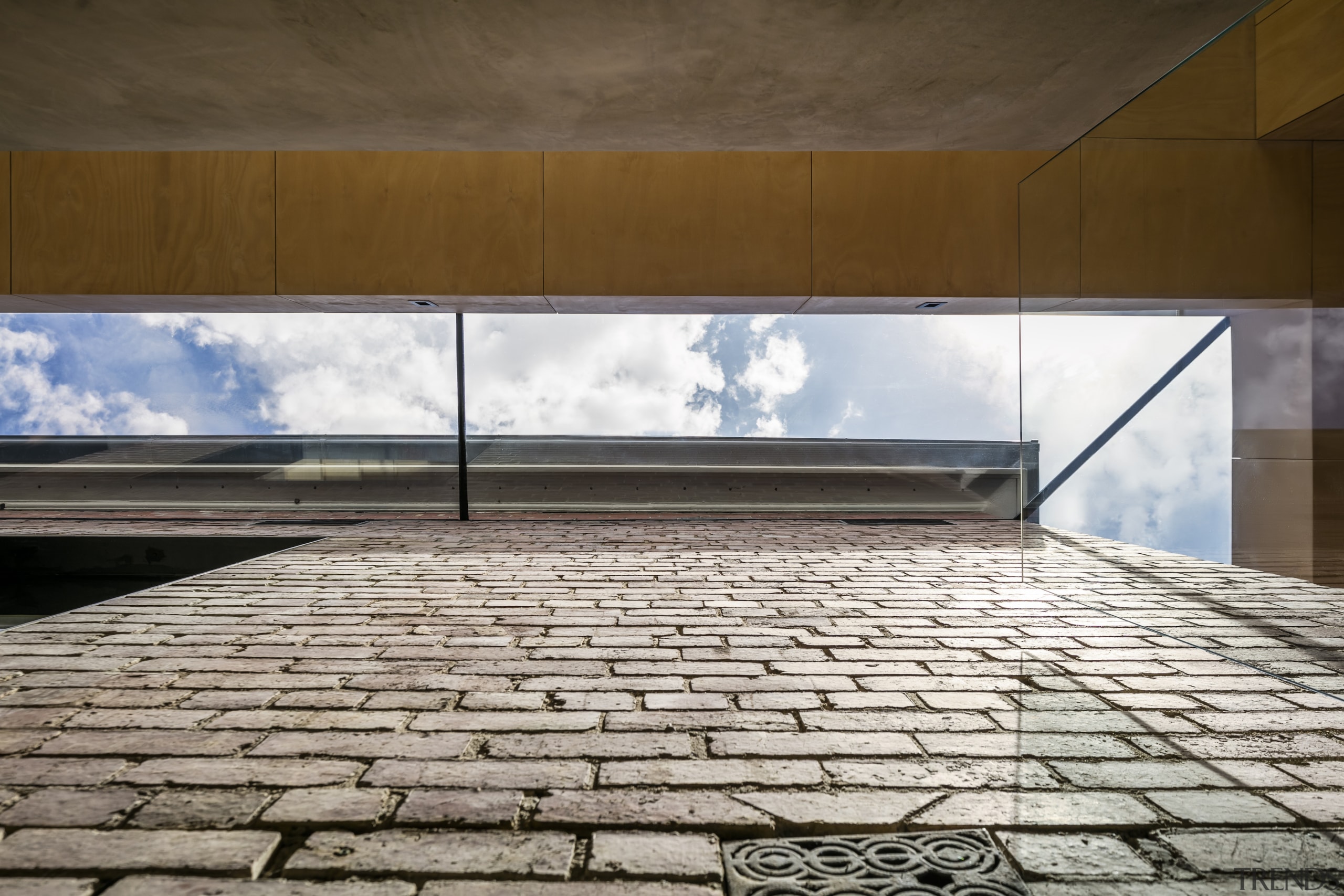 Brick, glass, sky – the glazed volume not 