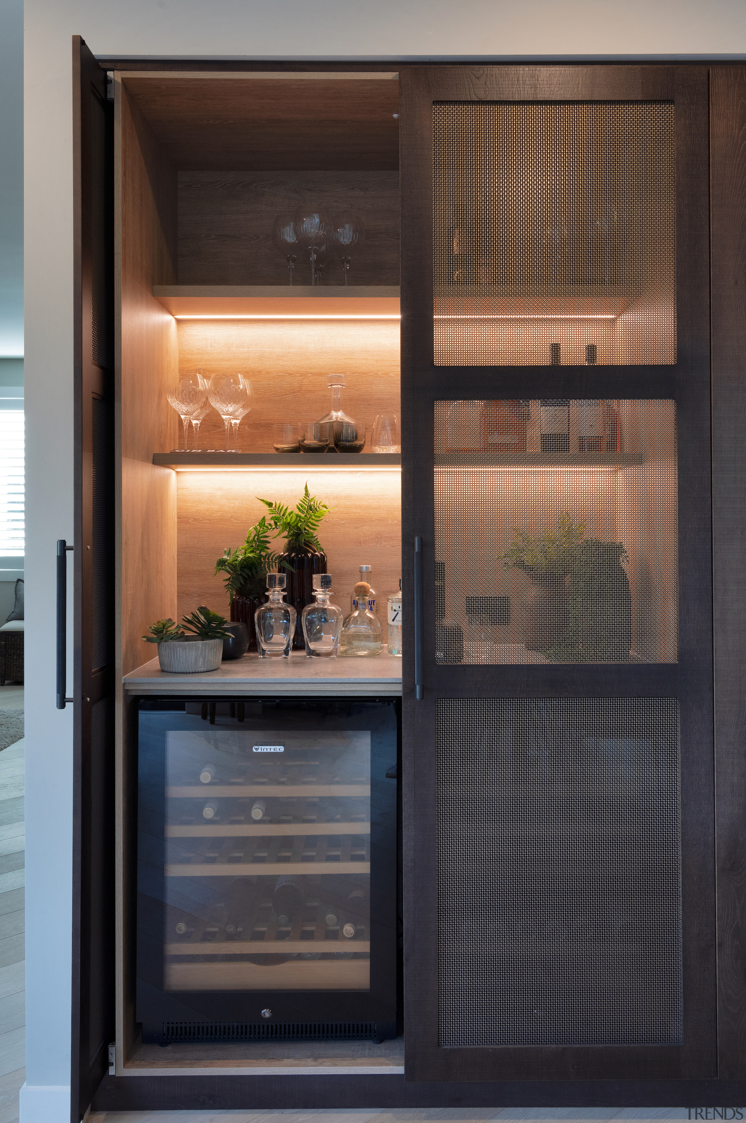 Kitchen bar detail. - Rustic dovetails refinement - 