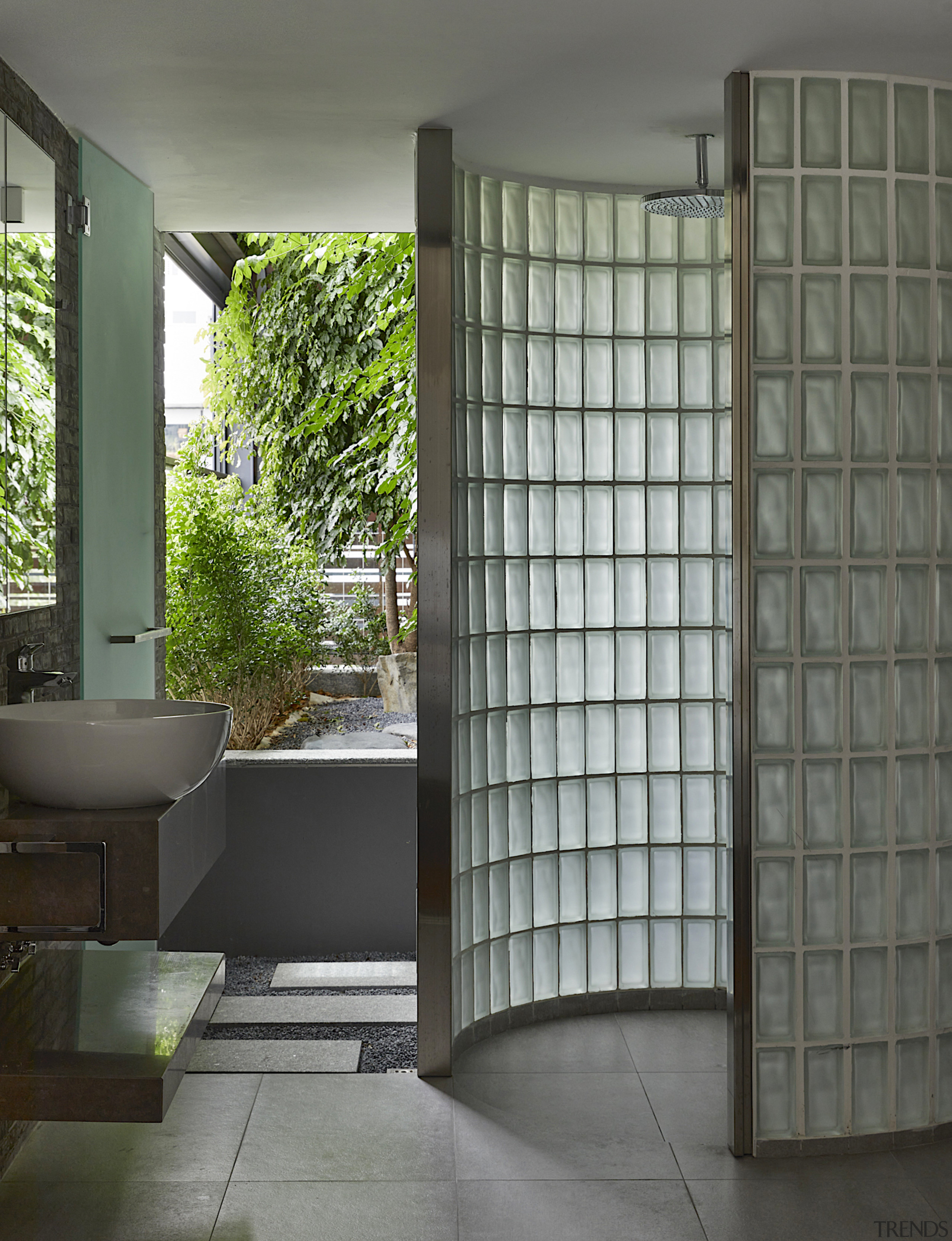 The first floor bathroom. - Welcoming the outdoors 