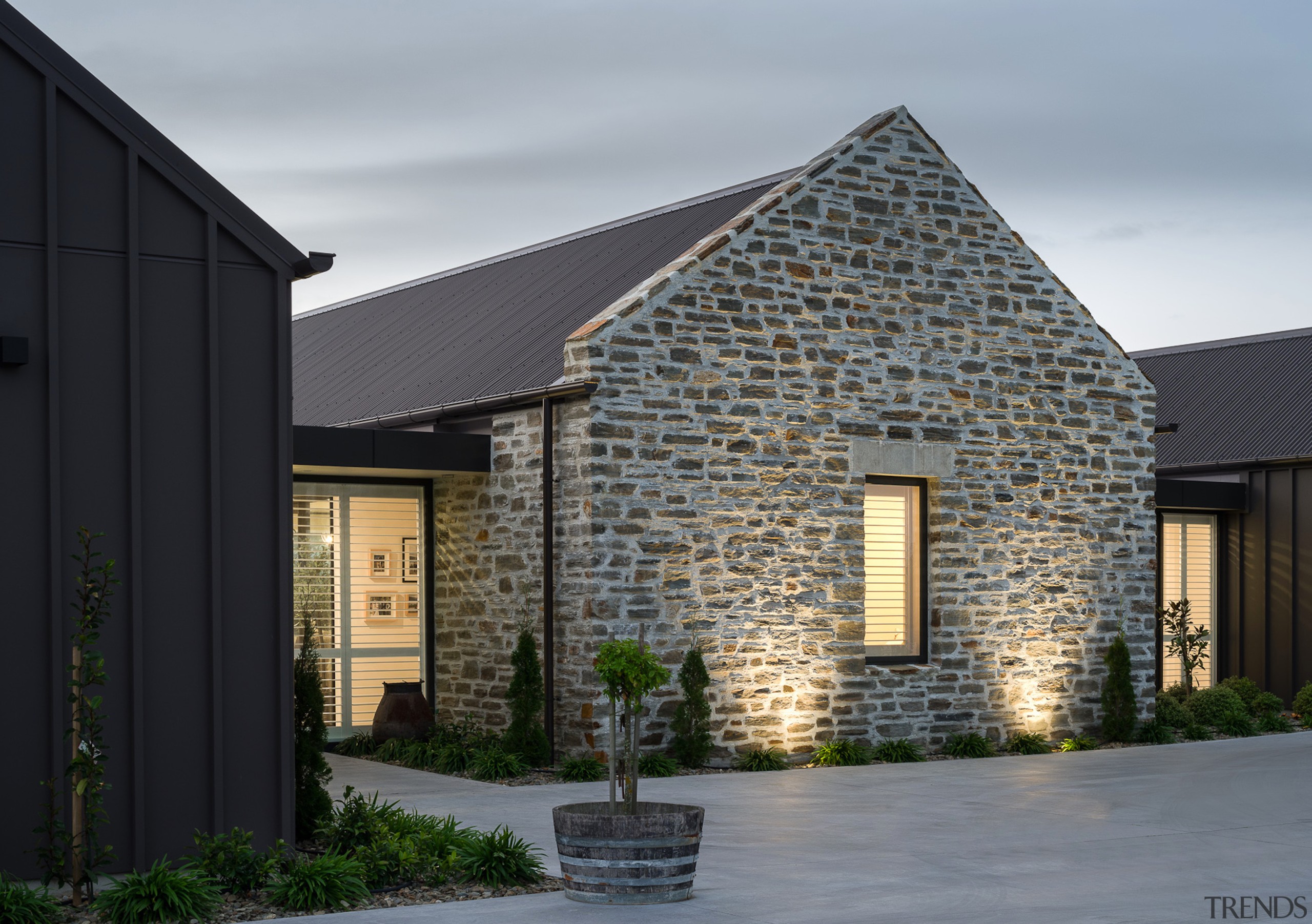 Forecourt and pavilion at dusk. - Farmhouse vibe 