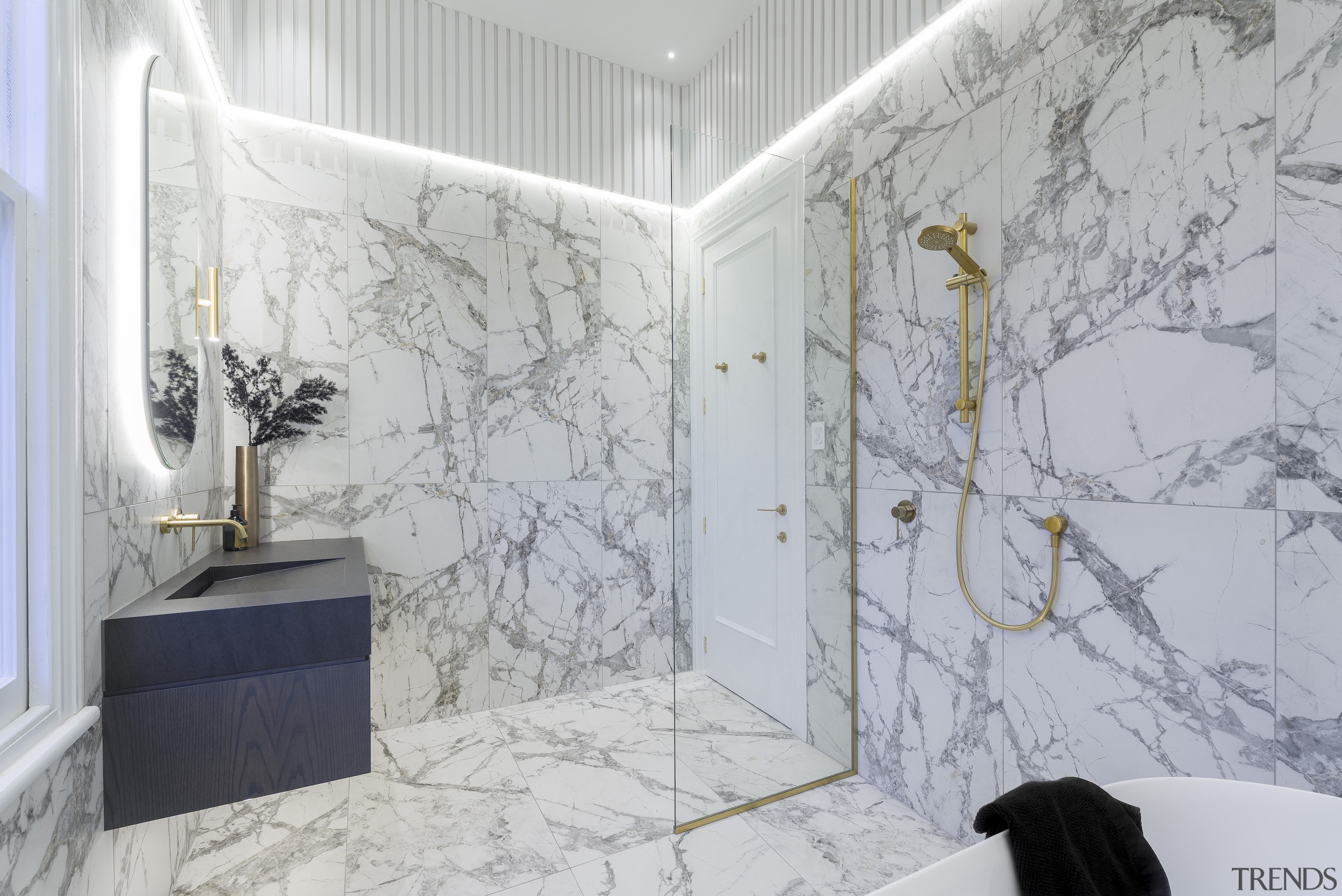 Brass elements accentuate the black and white marble-look 