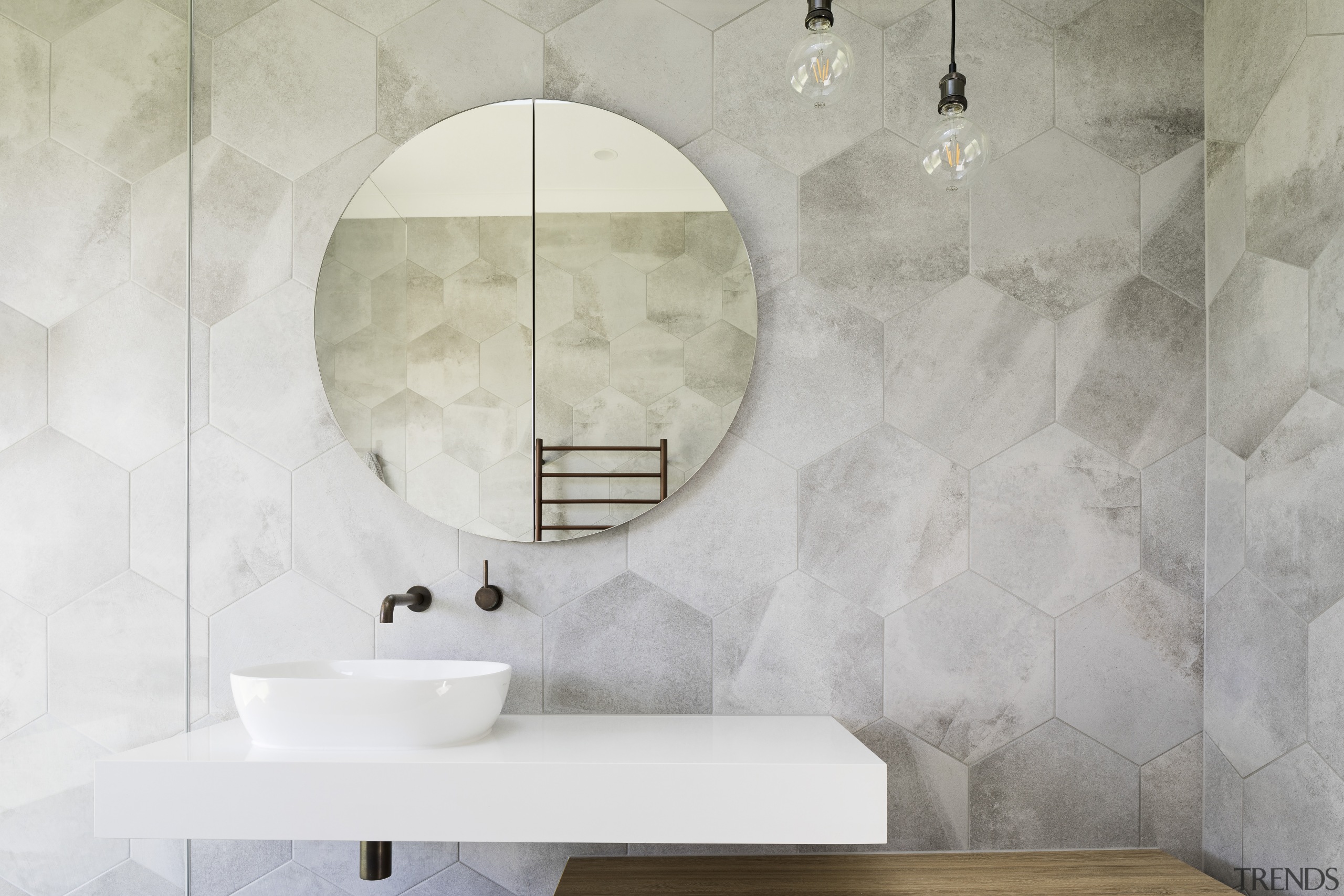 The tones of the hexagonal wall tiles bring 