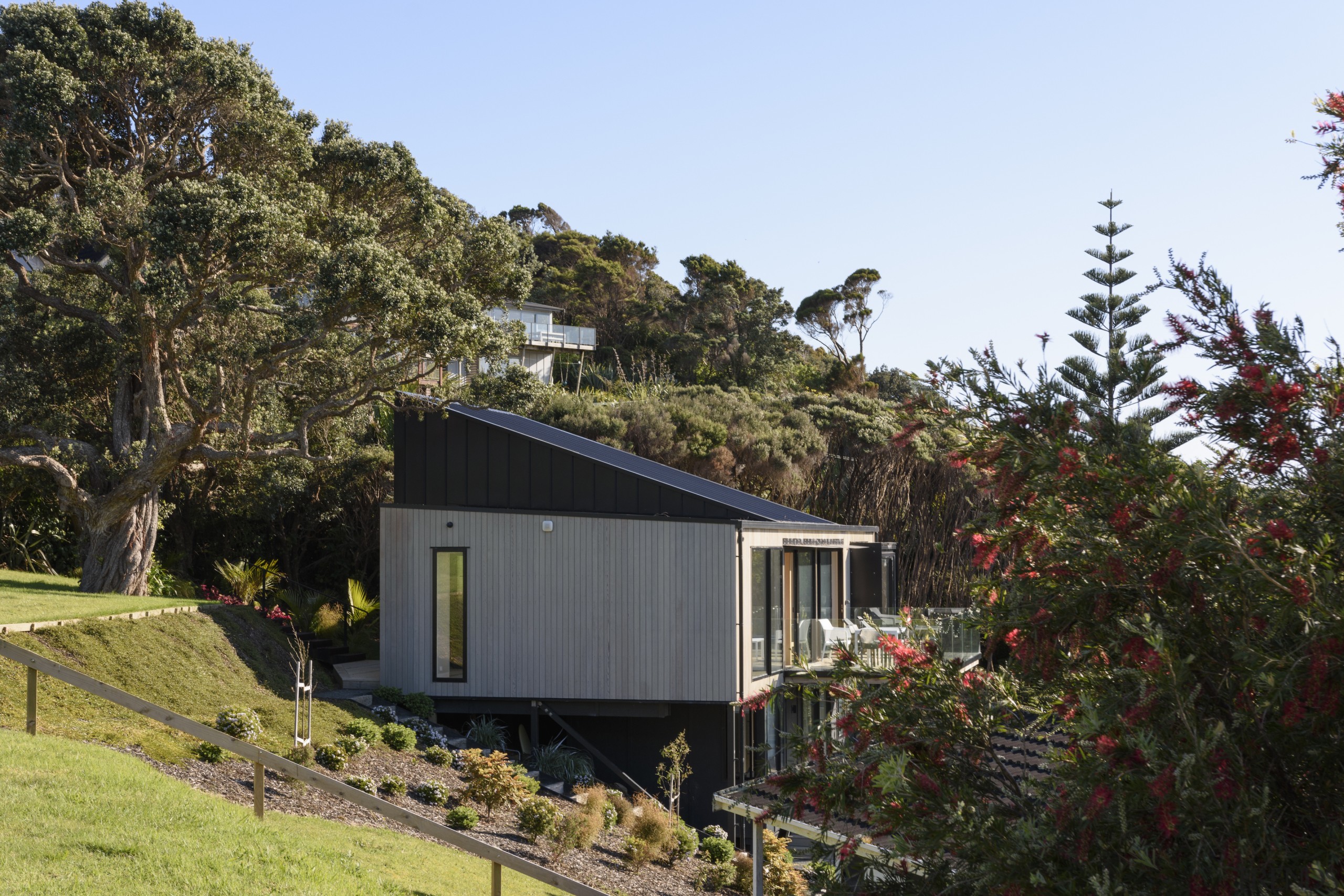 The dwelling, which cantilevers towards the sea, sports 