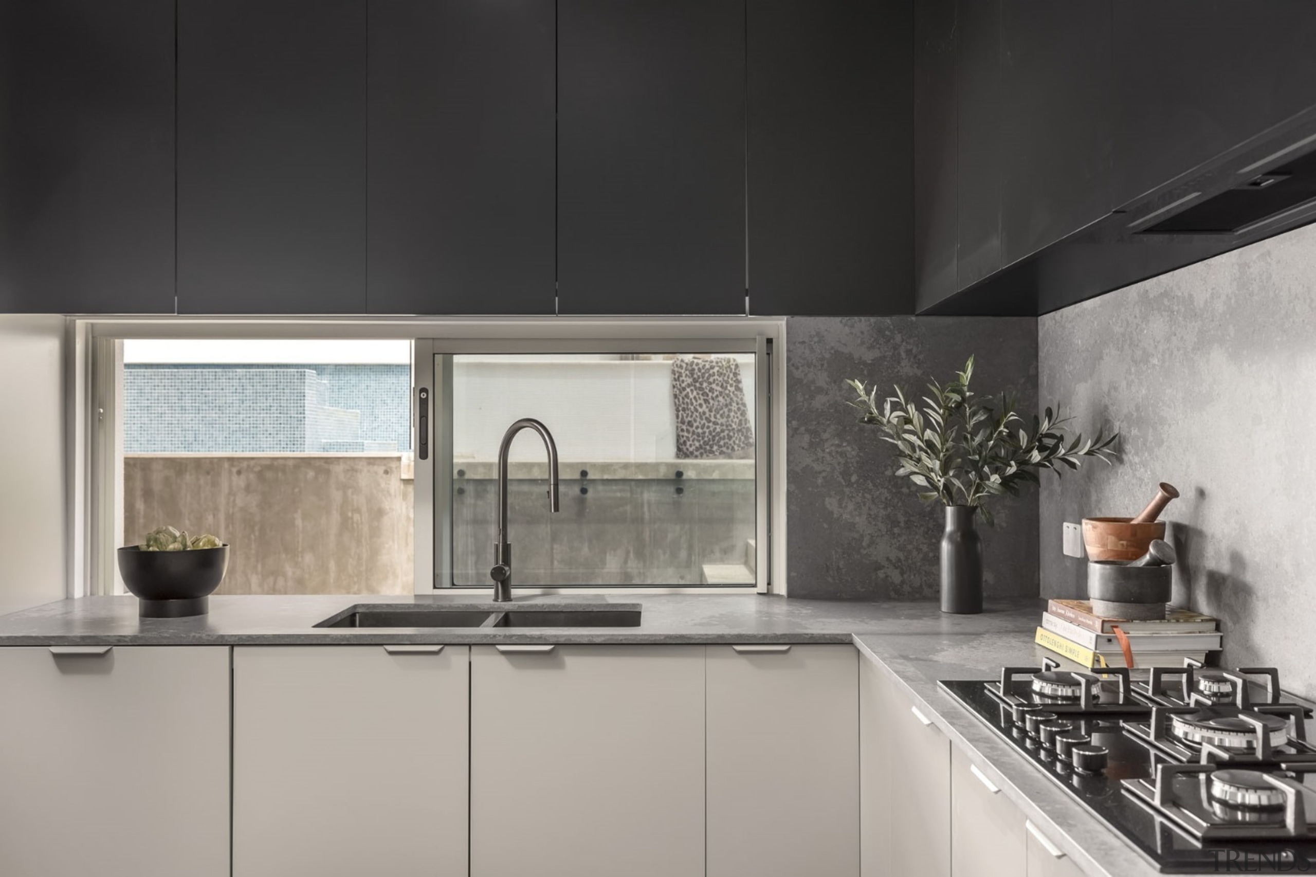 The kitchen surround is in black, thus standing 