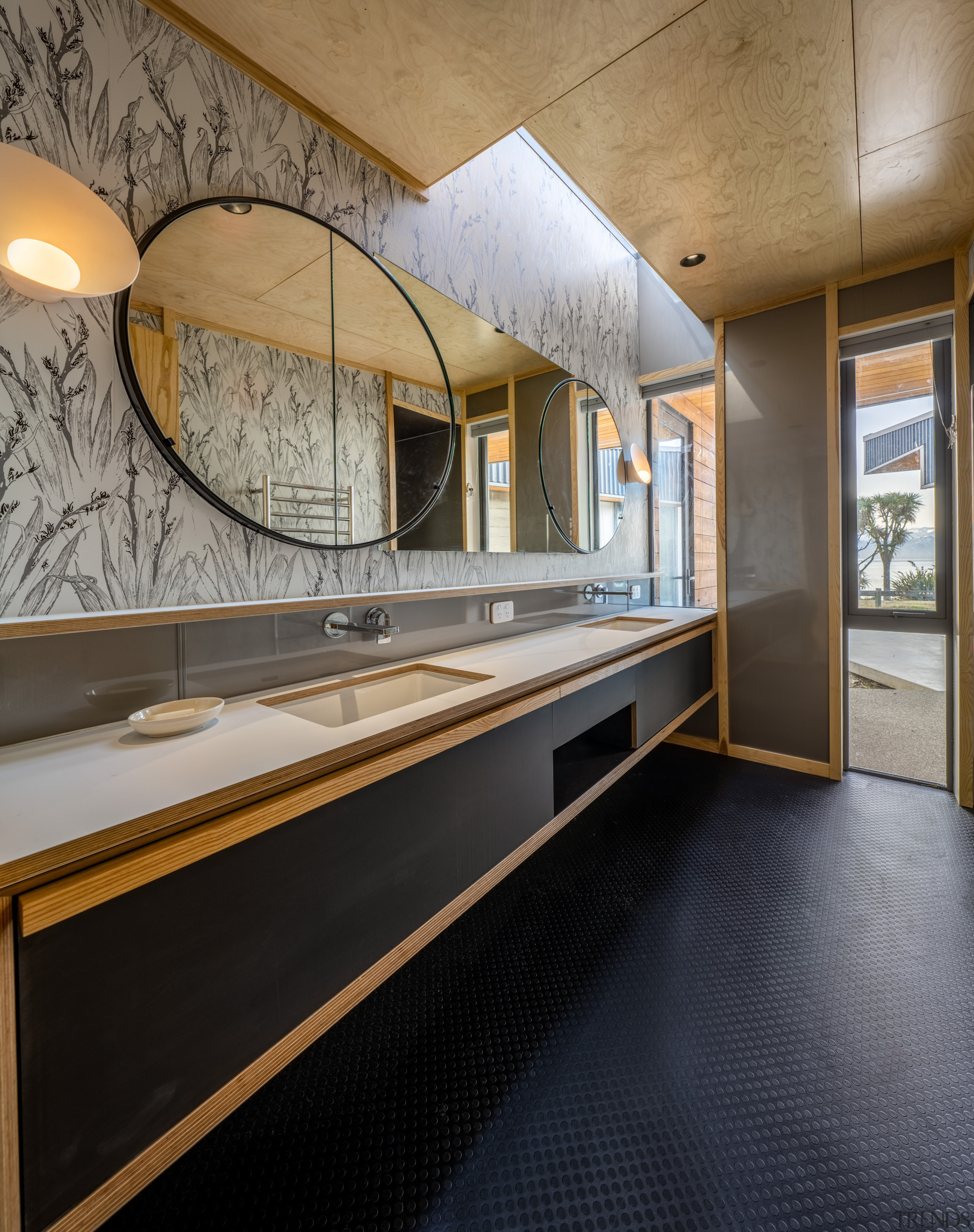 The ensuite to the master bedroom. - Pristine 