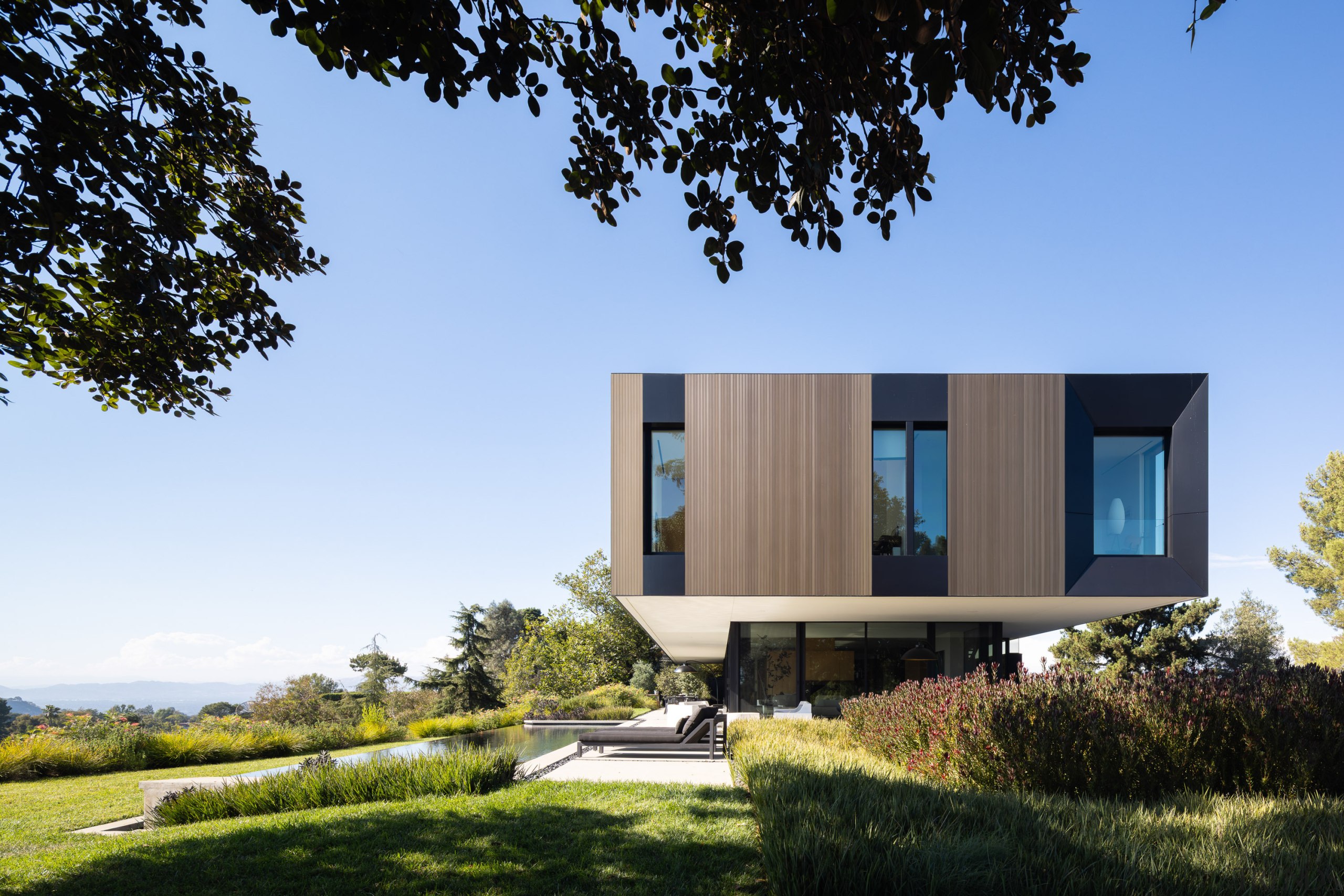 The rainscreen façade system in anodised bronze aluminium 