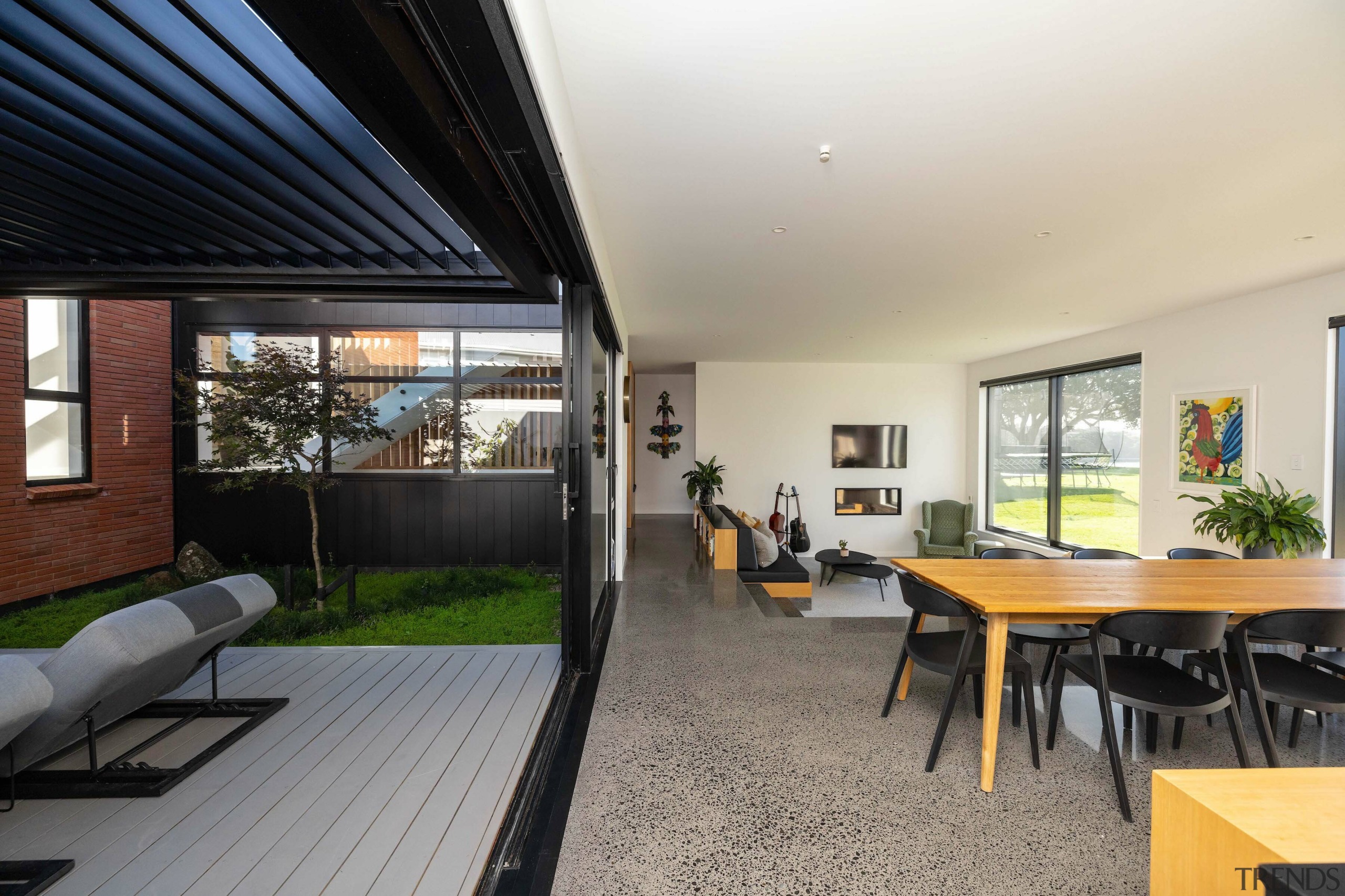 Living space meets courtyard. - A beacon on 