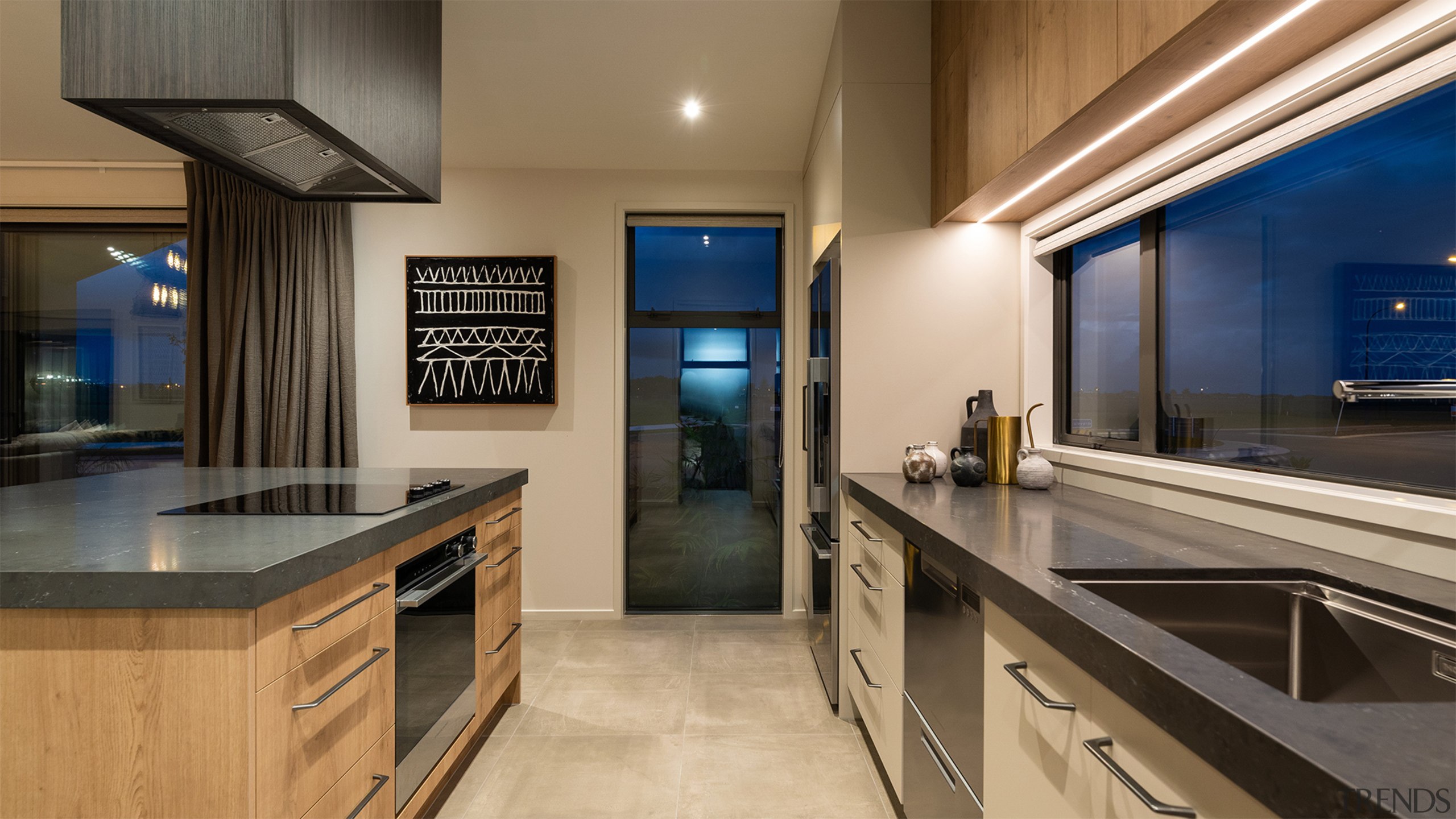 ​​​​​​​A centrally set rangehood makes the most of orange, brown