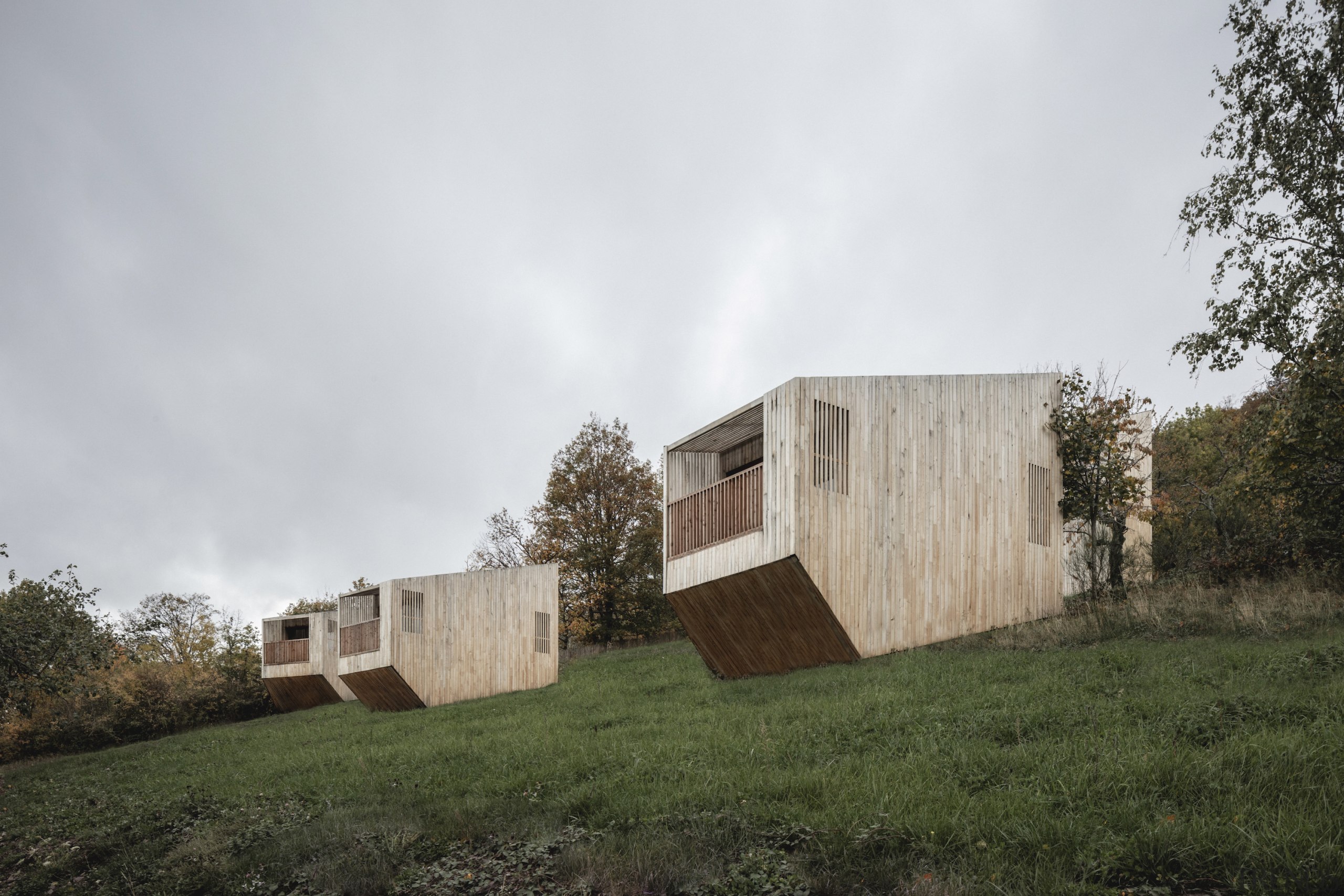 Grass hytte – all in a row. - 