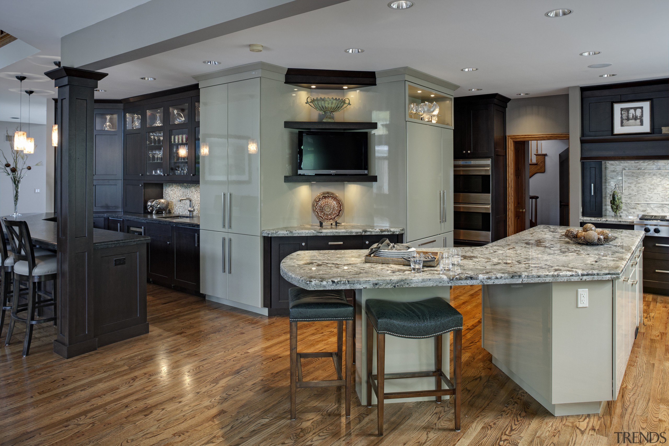 Old oak kitchen. Island with seating for 5. cabinetry, countertop, cuisine classique, floor, flooring, hardwood, interior design, kitchen, room, wood flooring, gray