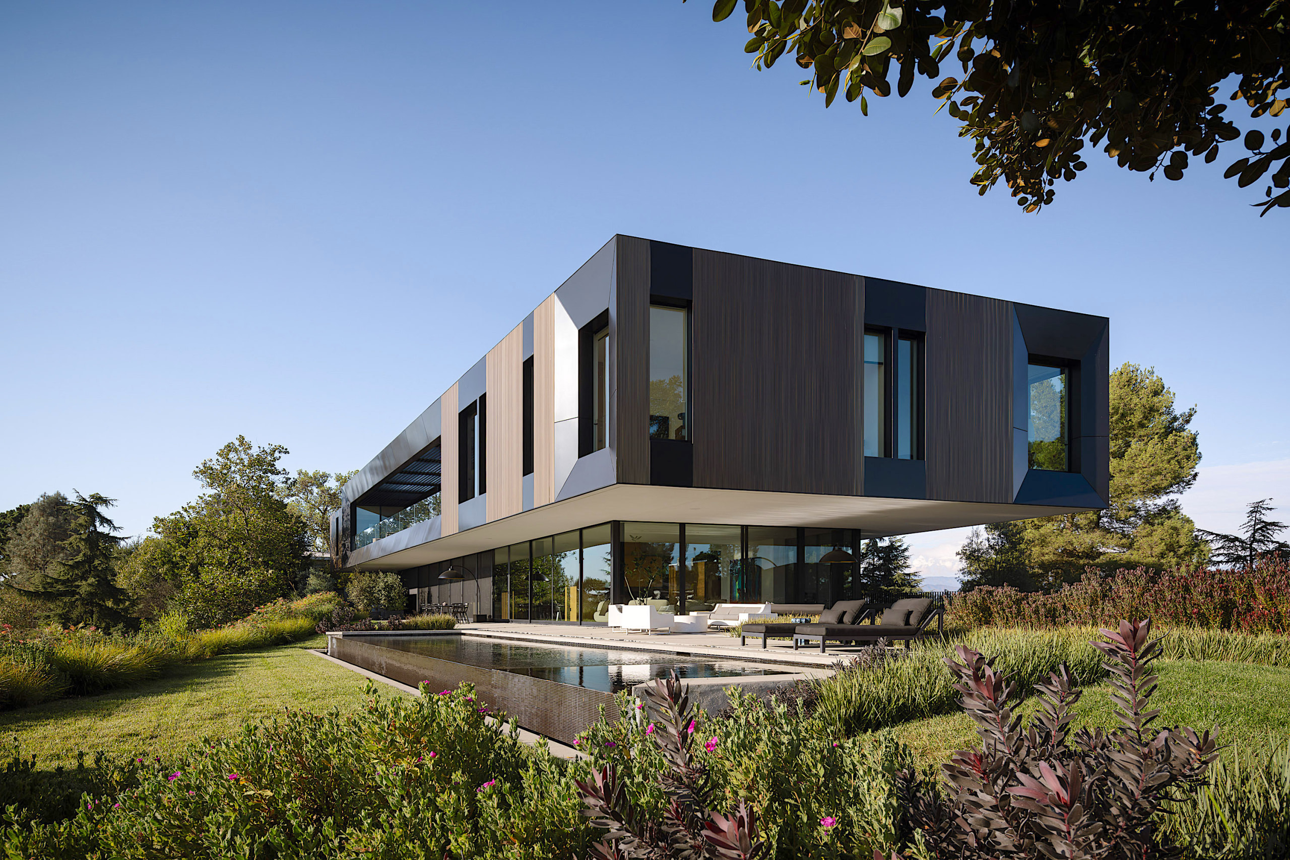 The home is organised around a north-running linear 