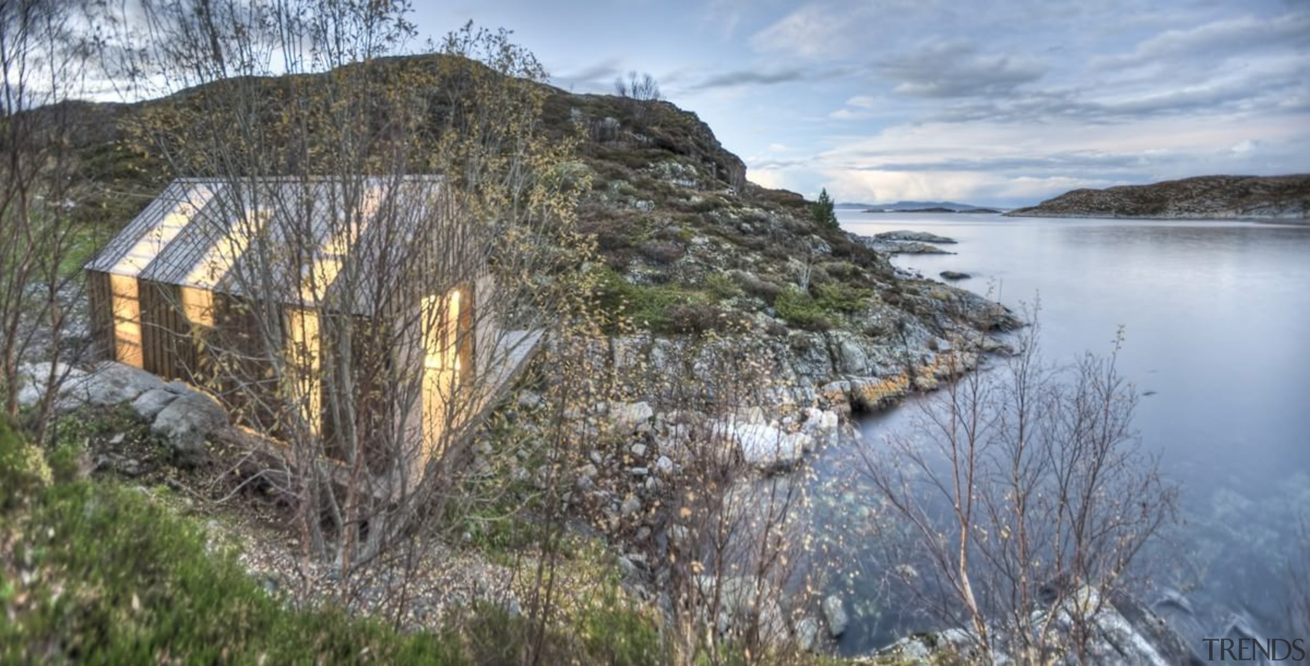 Photo: Pasi Aalto / pasiaalto - NPA and coast, cottage, house, lake, loch, real estate, terrain, gray, teal