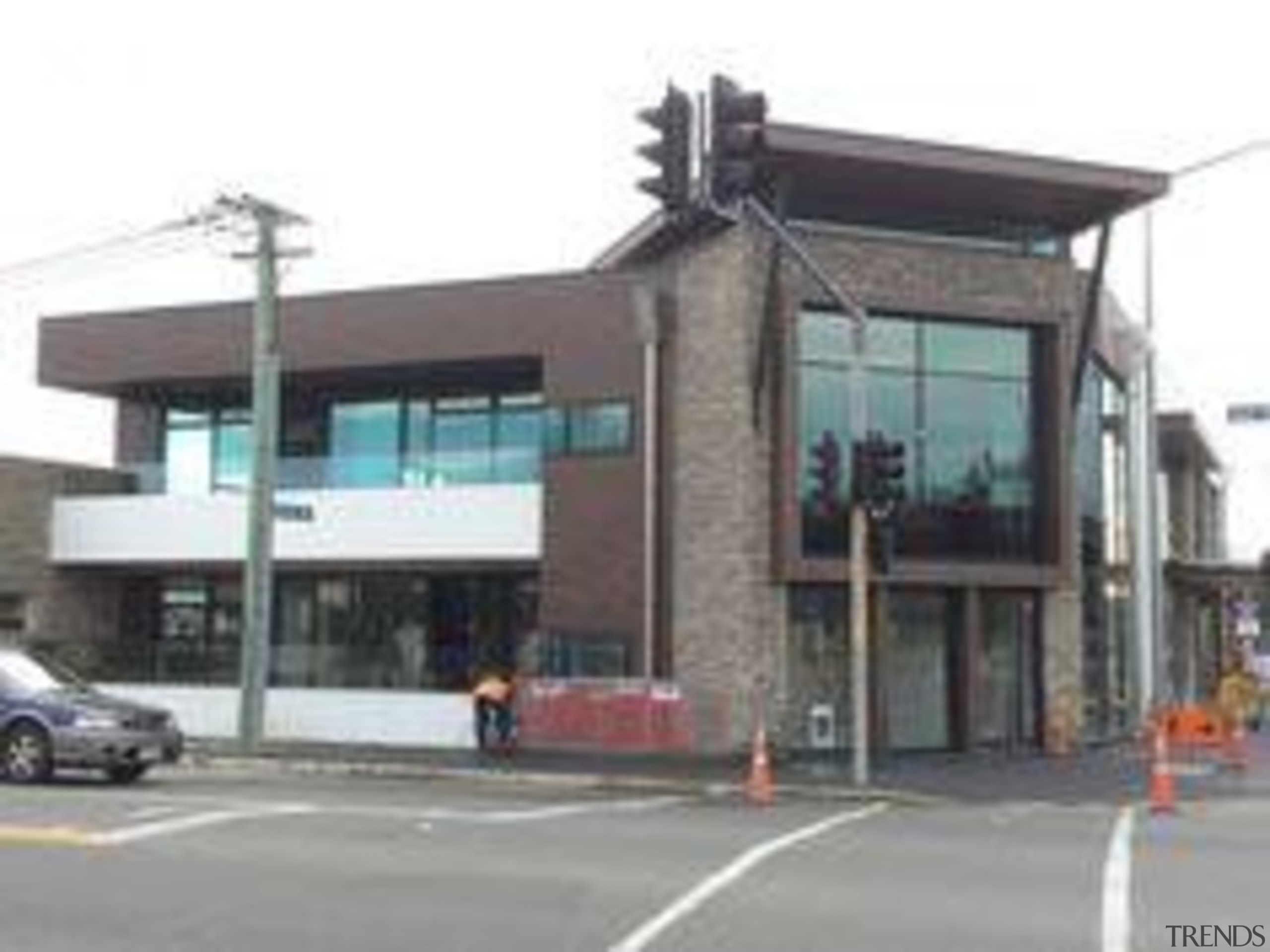 9e6c3e862397abc02c56338310244c84.jpg - 9e6c3e862397abc02c56338310244c84.jpg - building | commercial building building, commercial building, family car, house, property, real estate, gray, white