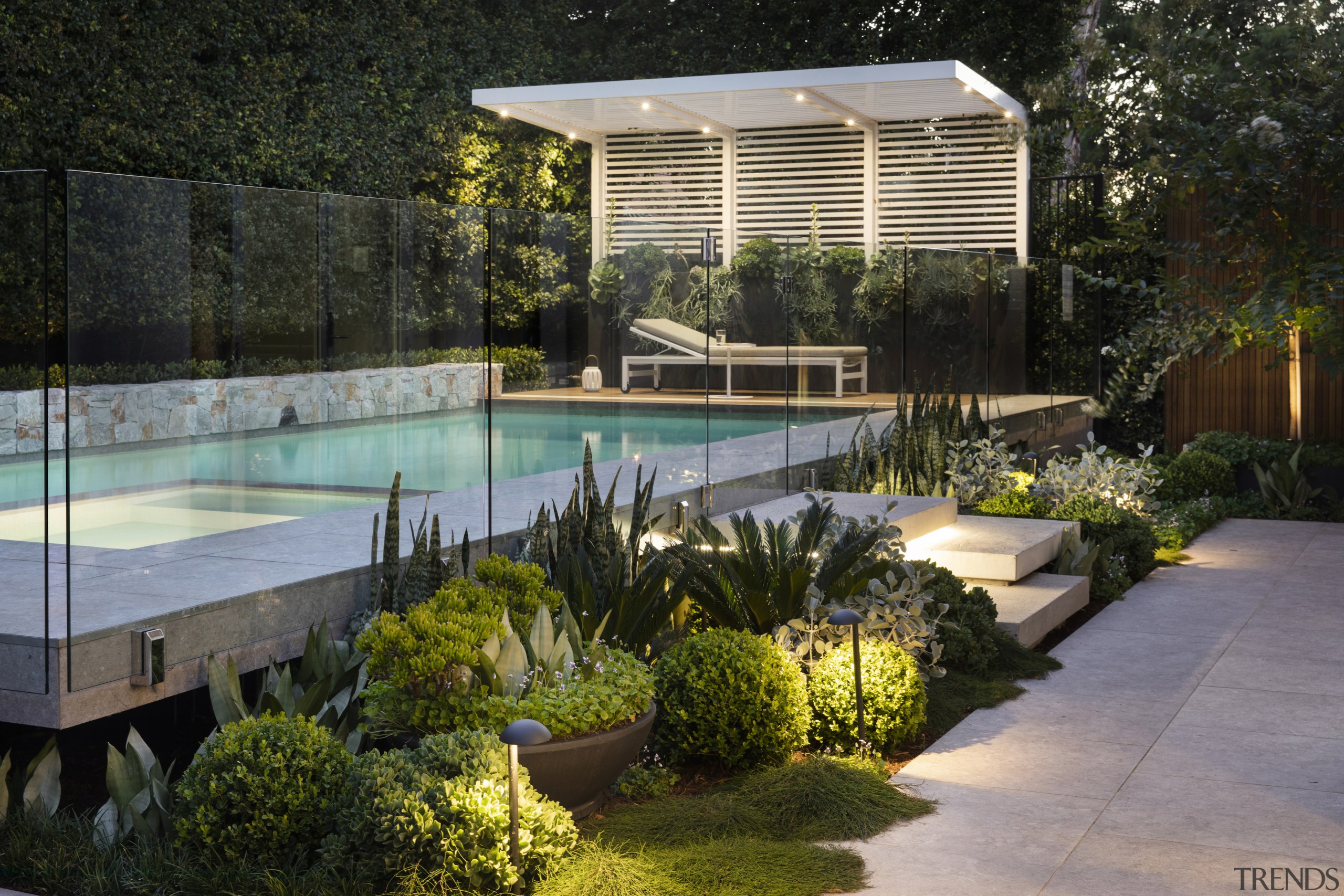 The design accentuates the pool and sheltering pergola. 