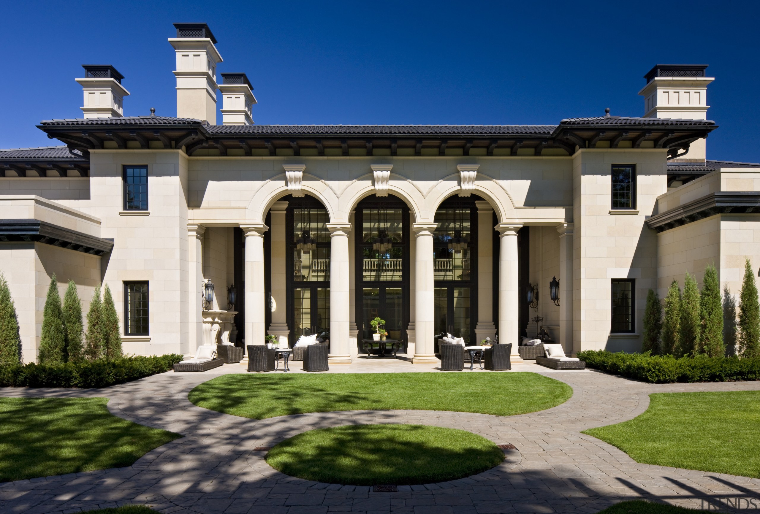 La dolce vita  Italianate house by TEA2 building, classical architecture, column, estate, facade, historic house, home, house, mansion, official residence, property, real estate, stately home, villa, black