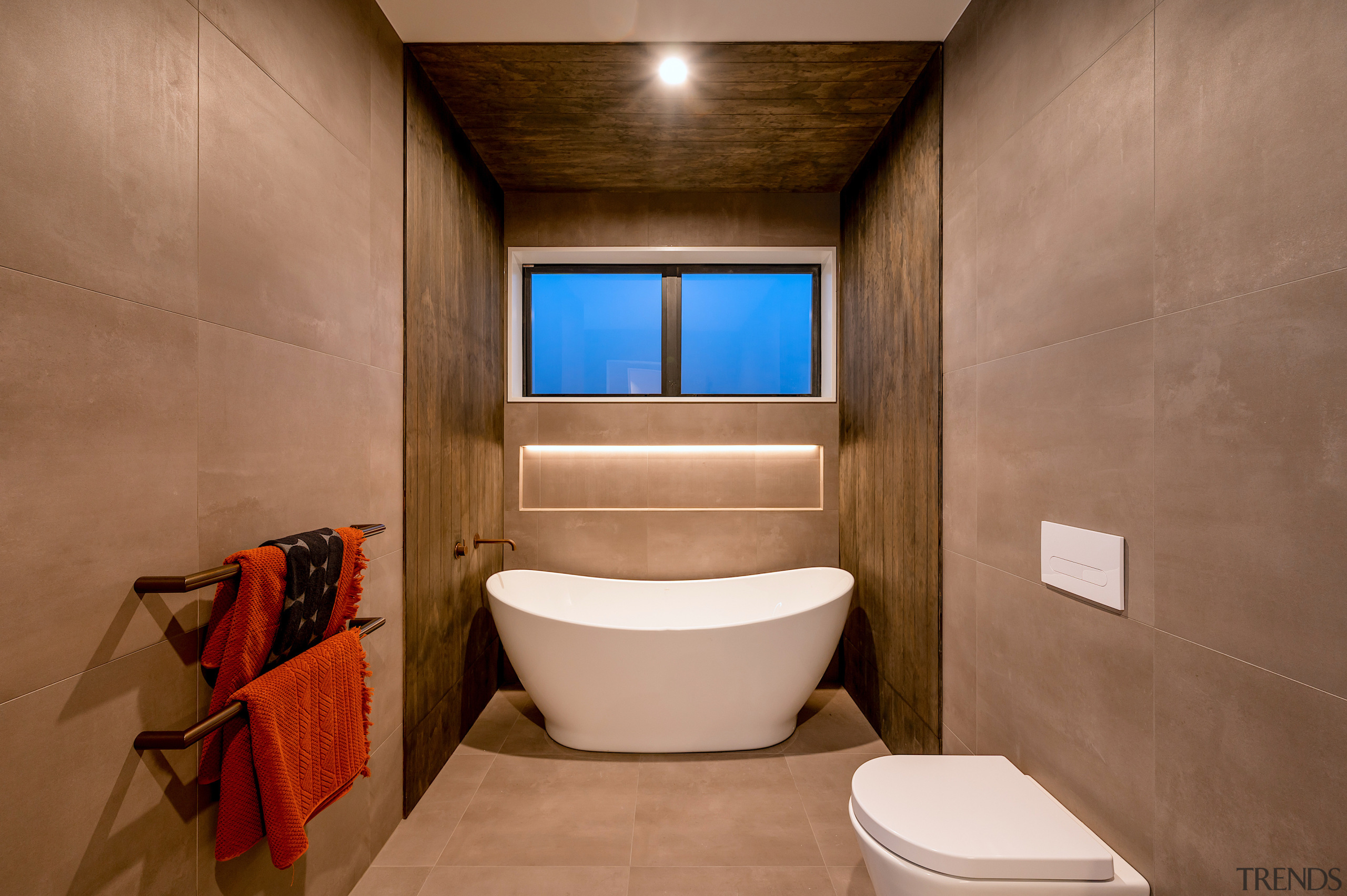 The sculptural tub is a lead feature. - 