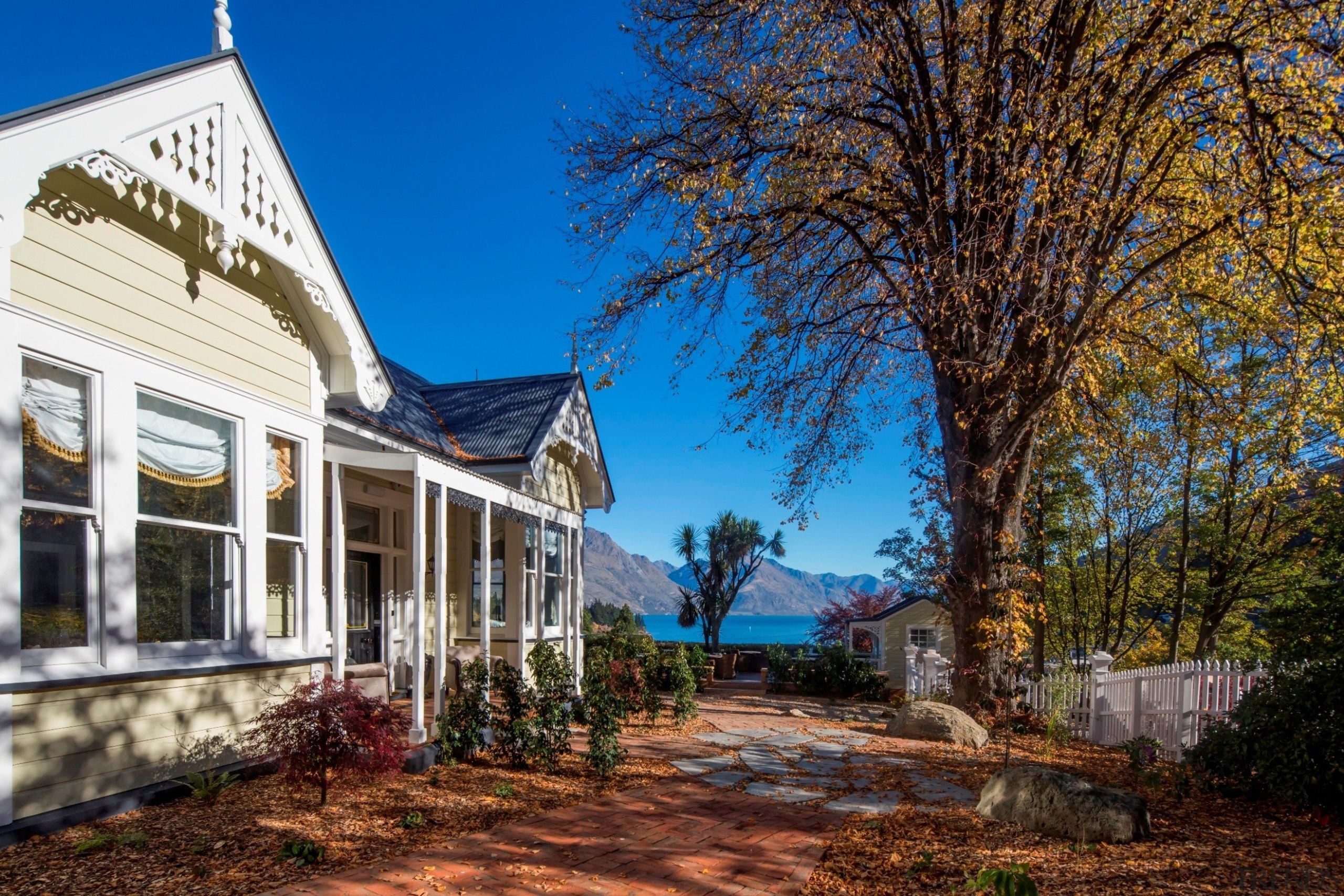 Hulbert House, Queenstown, New Zealand - architecture | architecture, building, estate, home, house, neighbourhood, property, real estate, residential area, sky, town, tree