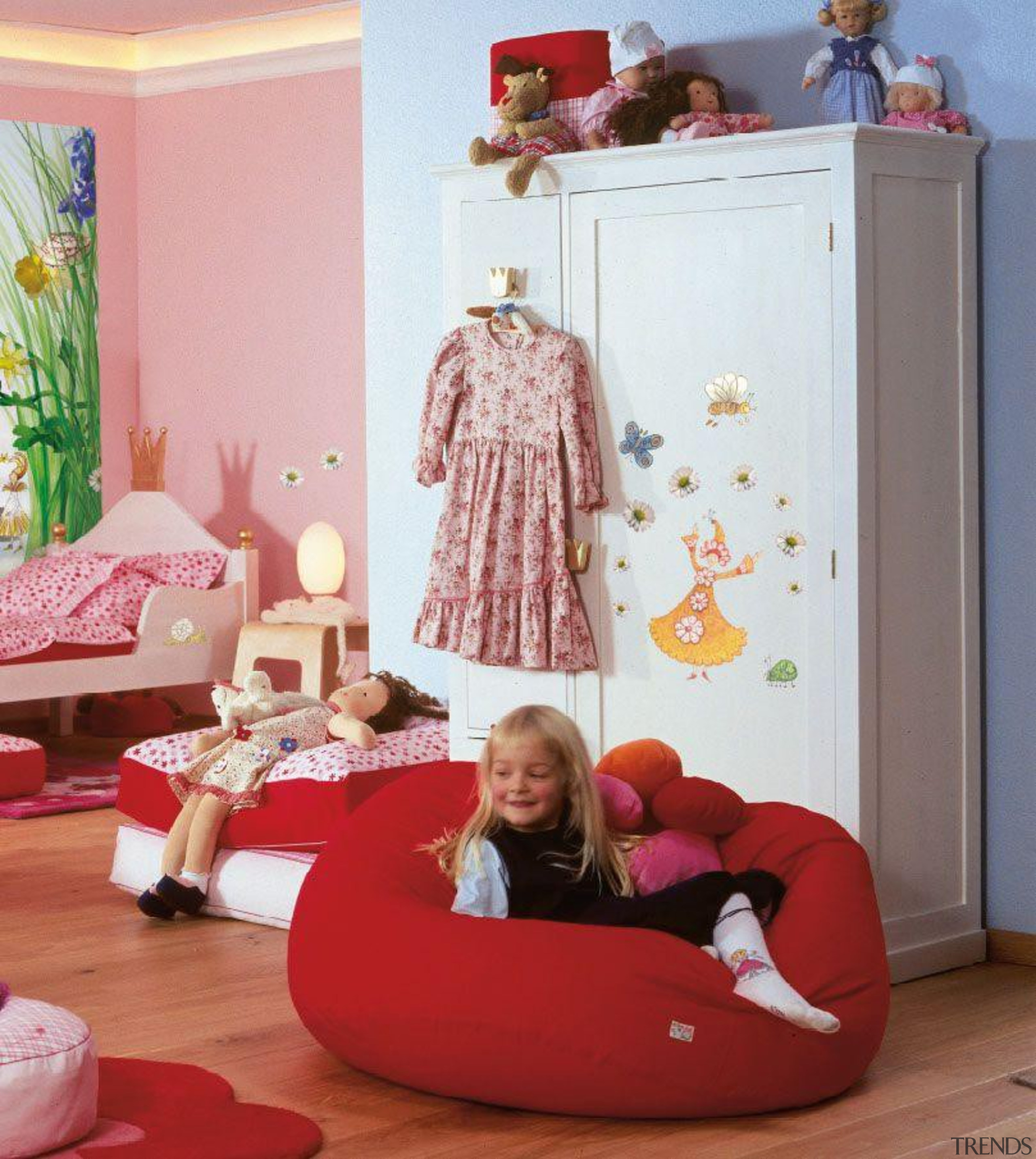 Princess Ausschnitt Interieur - Italian Color Range - bed, bedroom, flooring, furniture, home, interior design, living room, nursery, pink, product, red, room, textile, red