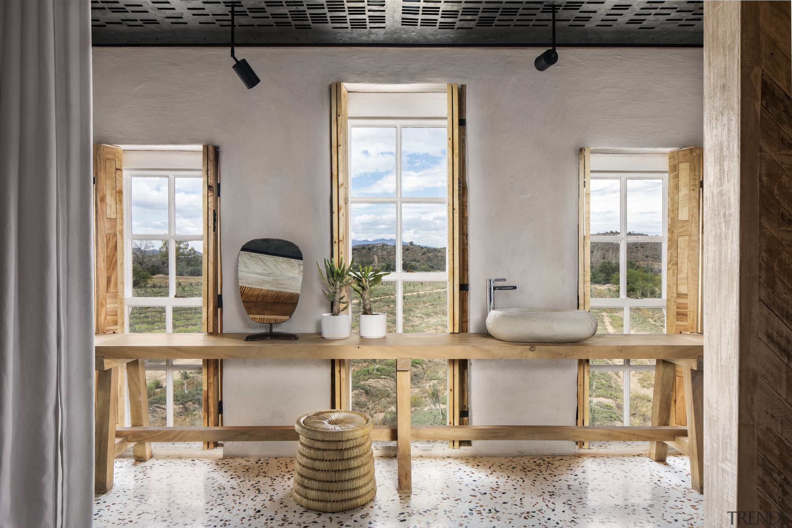 The bathroom combines contemporary materials such as terrazzo 